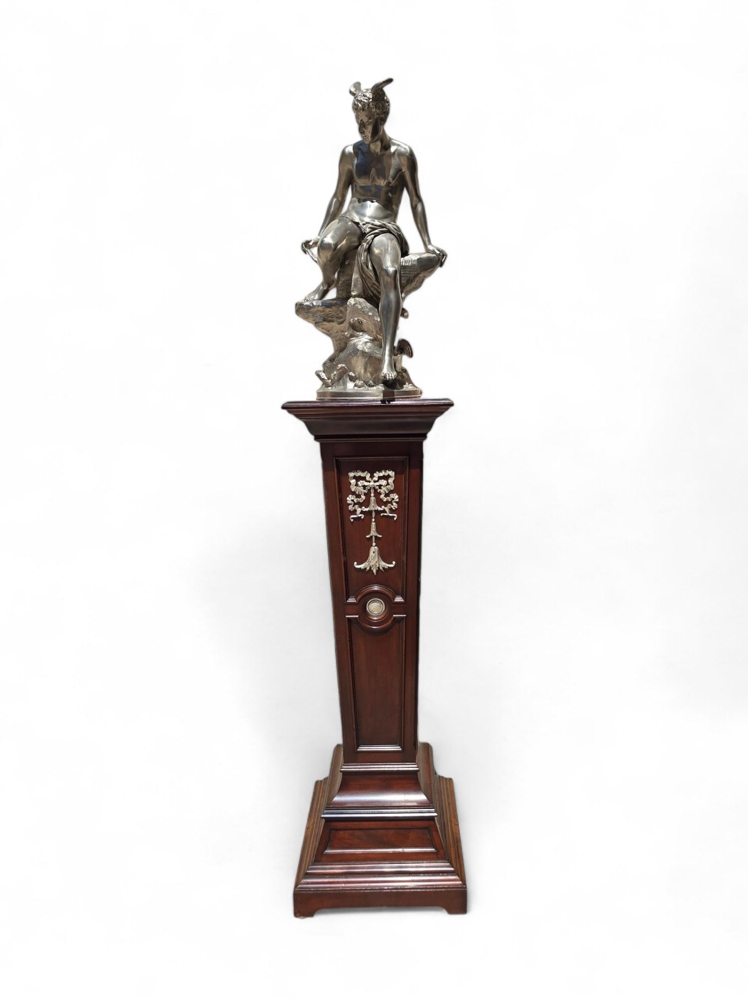 Una grande peana in mogano del XIX secolo, decorata con bronzi dorati, in buono stato di conservazione. Questo pezzo si distingue per la sua eleganza e raffinatezza, tipica dell'epoca.

Dettagli del prodotto:

Materiale: Mogano con ornamenti in
