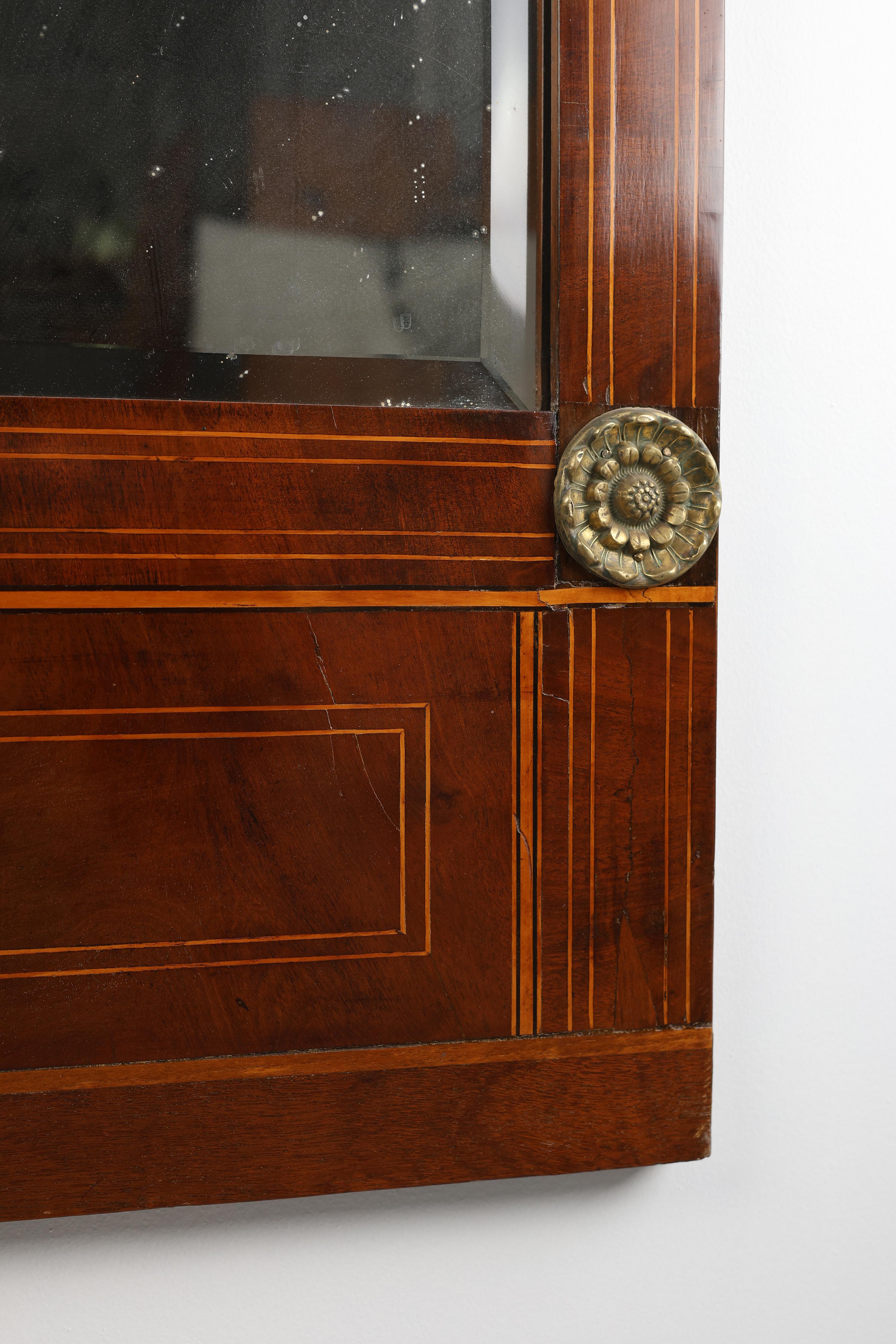Grand miroir mural en acajou avec incrustations et bronze doré - 19e siècle en vente 2
