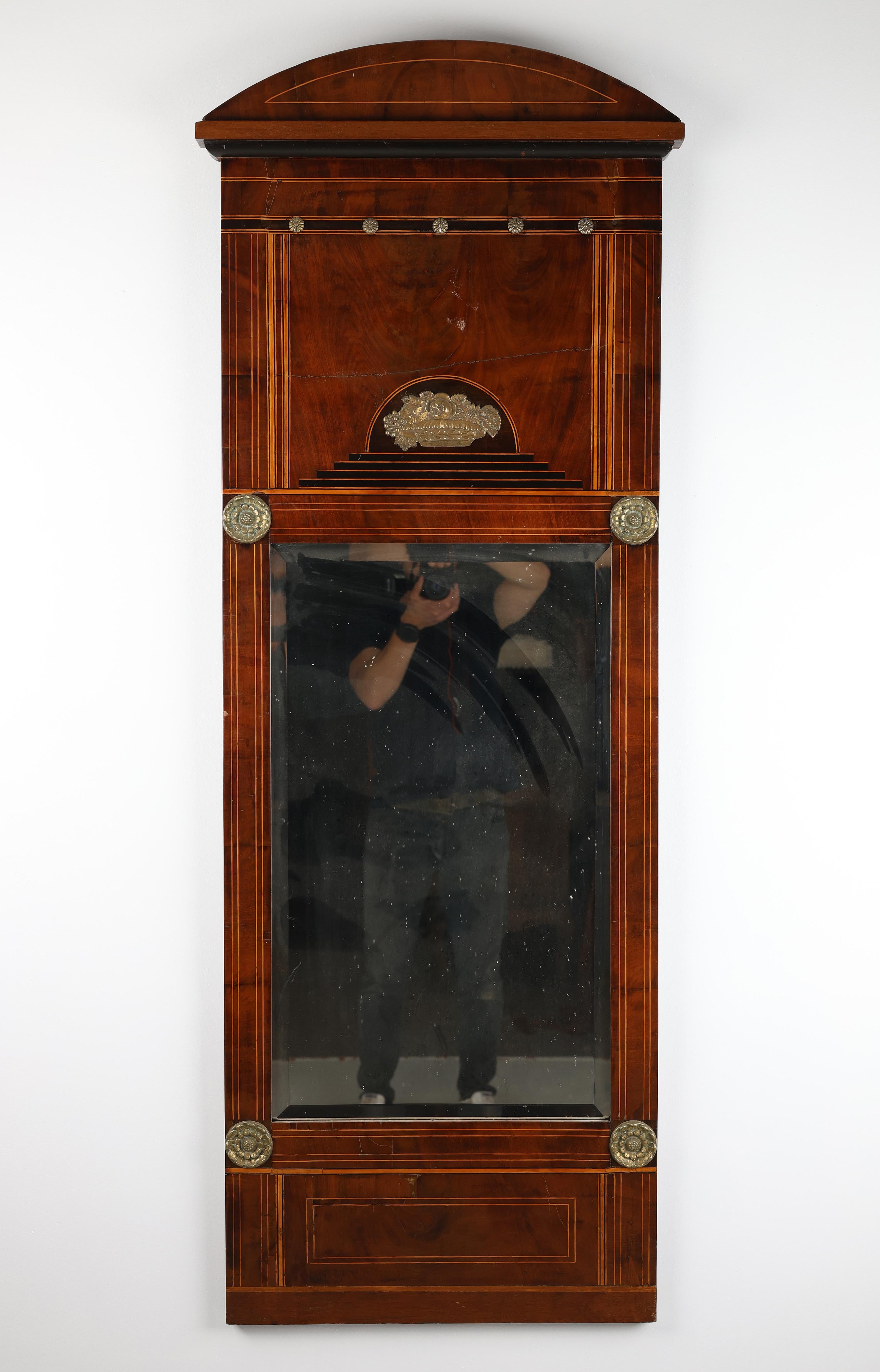 Grand miroir mural en acajou avec incrustations et bronze doré - 19e siècle en vente 4