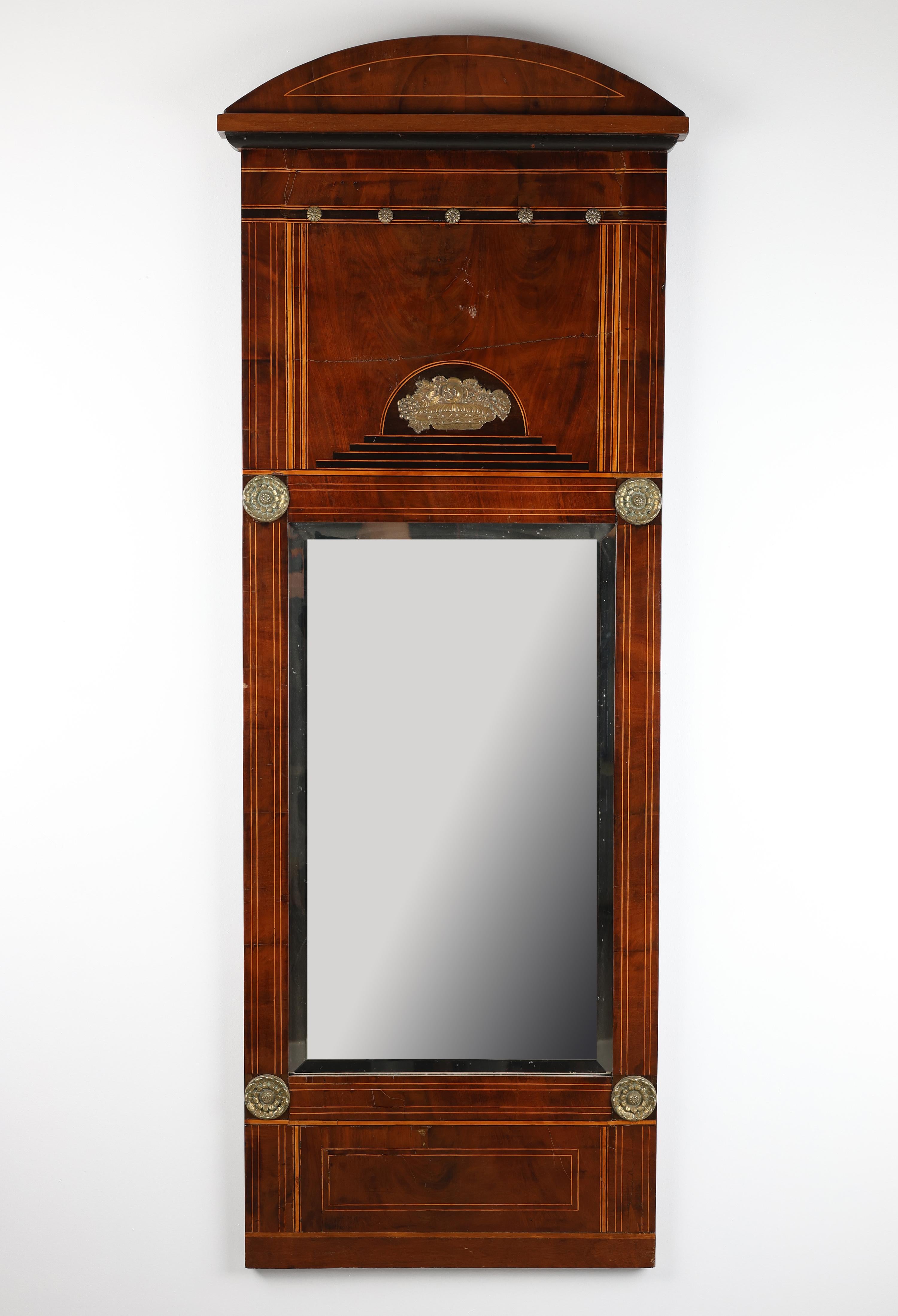 Grand miroir mural en acajou avec incrustations et bronze doré - 19e siècle

Un miroir mural remarquable et de grande taille, fabriqué en bois tendre massif et plaqué en acajou de Cuba. La teinte riche et profonde de l'acajou est magnifiquement