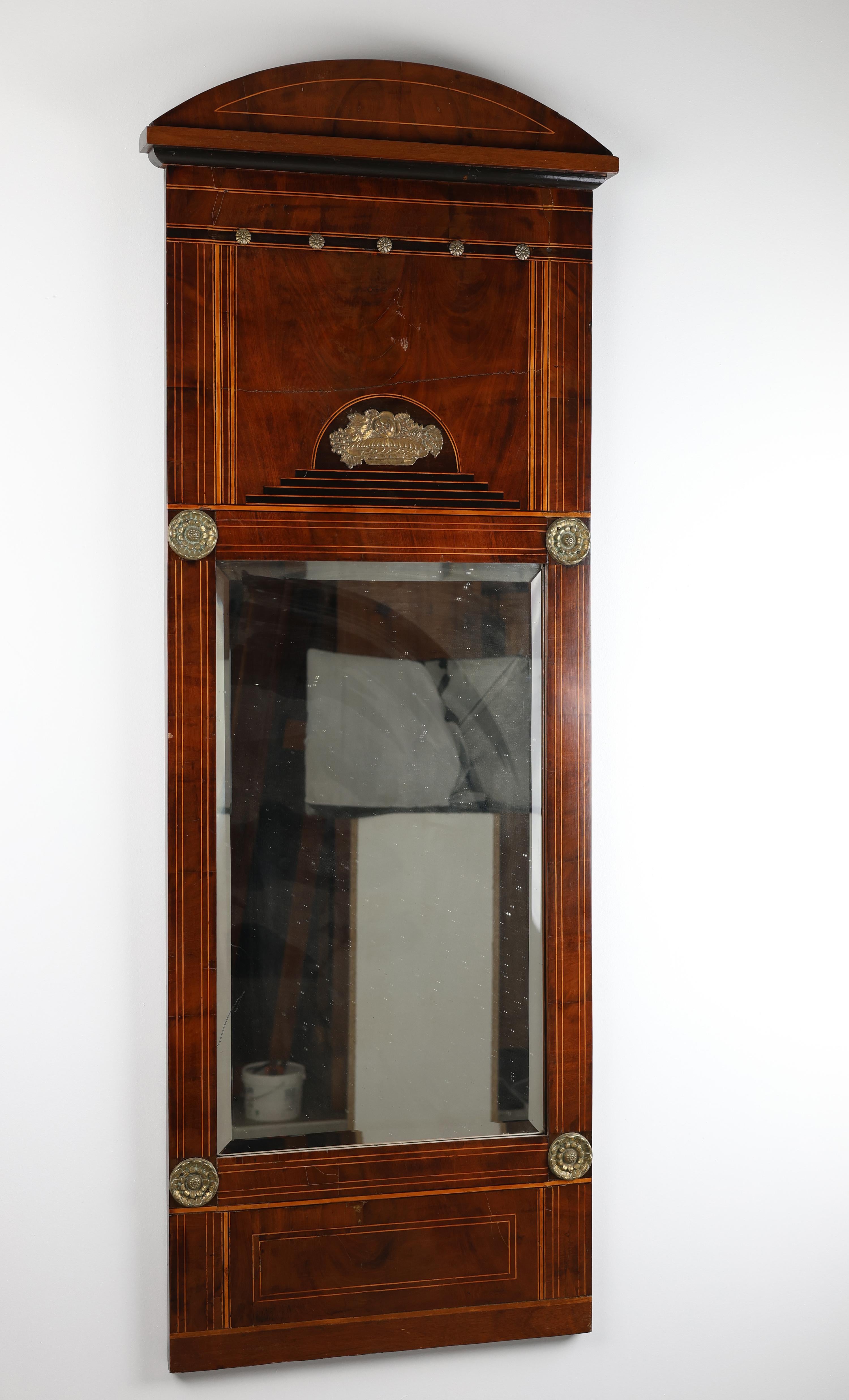 Biedermeier Grand miroir mural en acajou avec incrustations et bronze doré - 19e siècle en vente