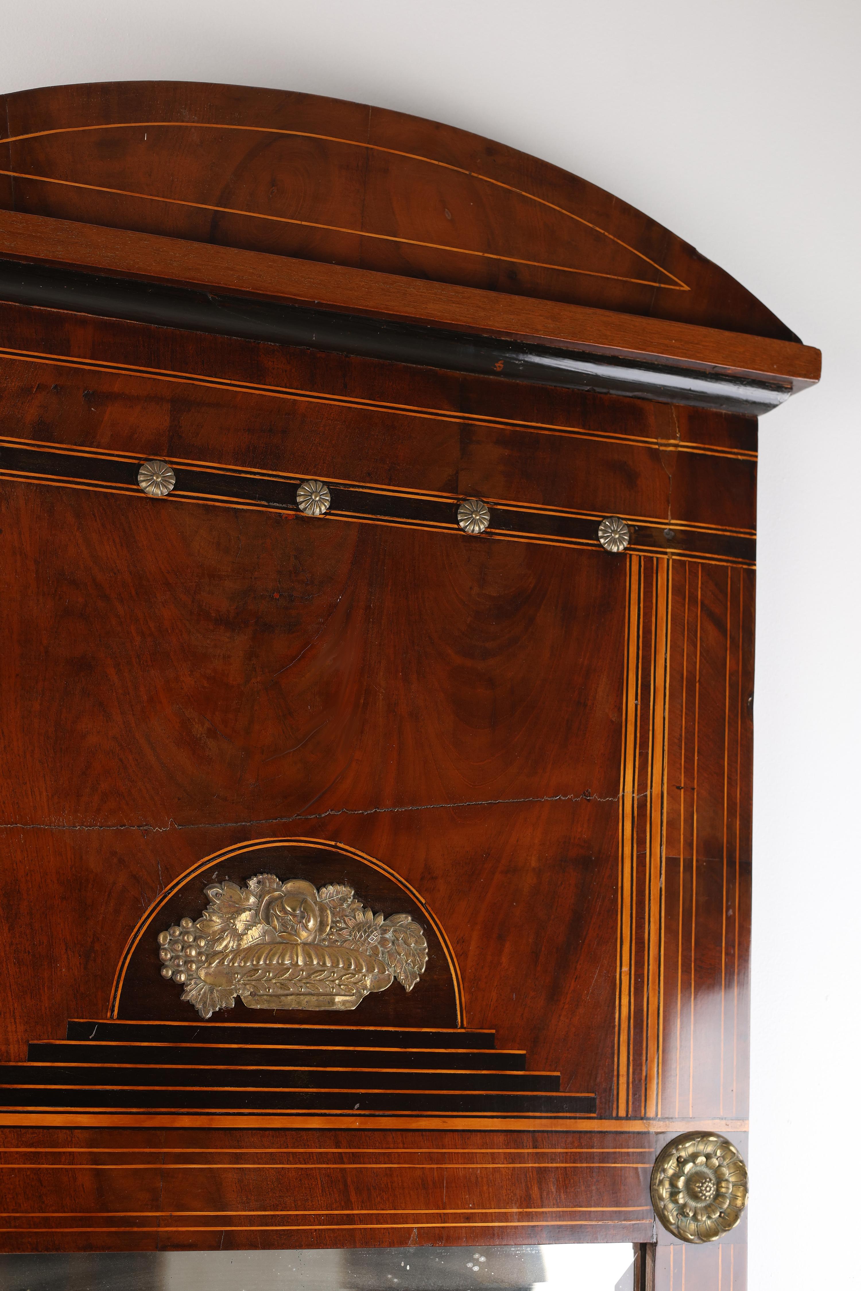 Acajou Grand miroir mural en acajou avec incrustations et bronze doré - 19e siècle en vente