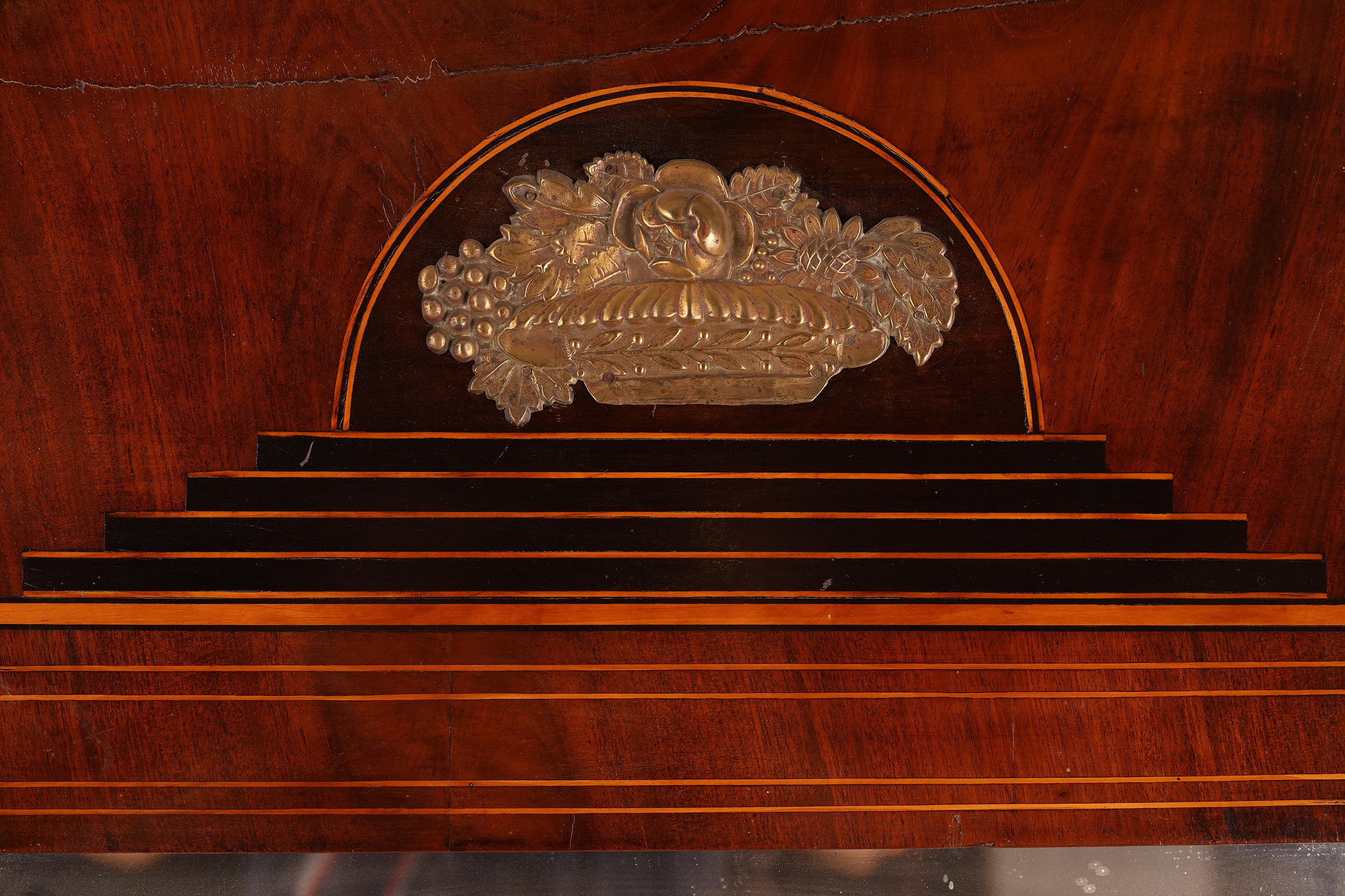 Grand miroir mural en acajou avec incrustations et bronze doré - 19e siècle en vente 1