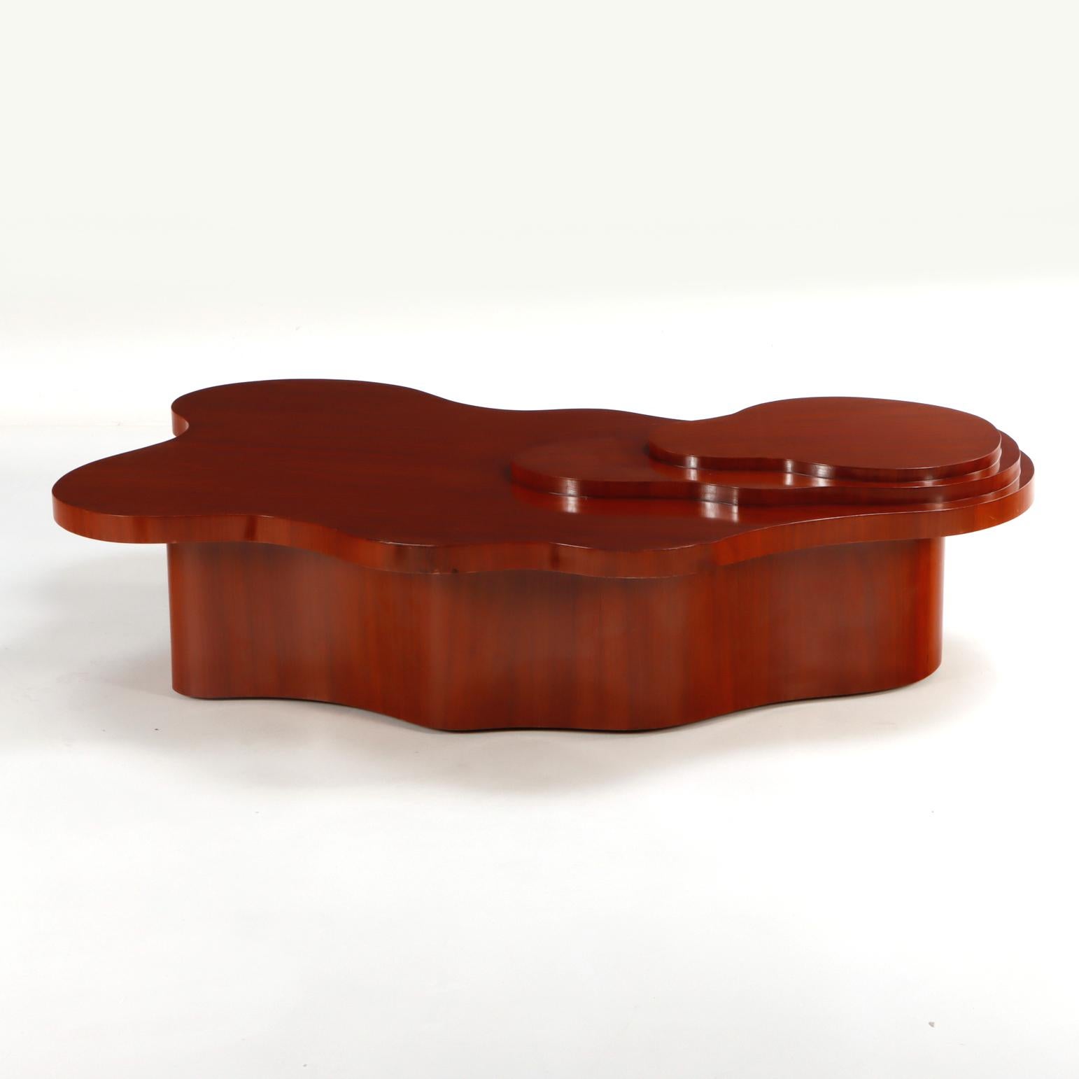 Grande tavolino da caffè contemporaneo in mogano a forma di onda, alla maniera di T. H. Robsjohn-Gibbings. Simile al design 