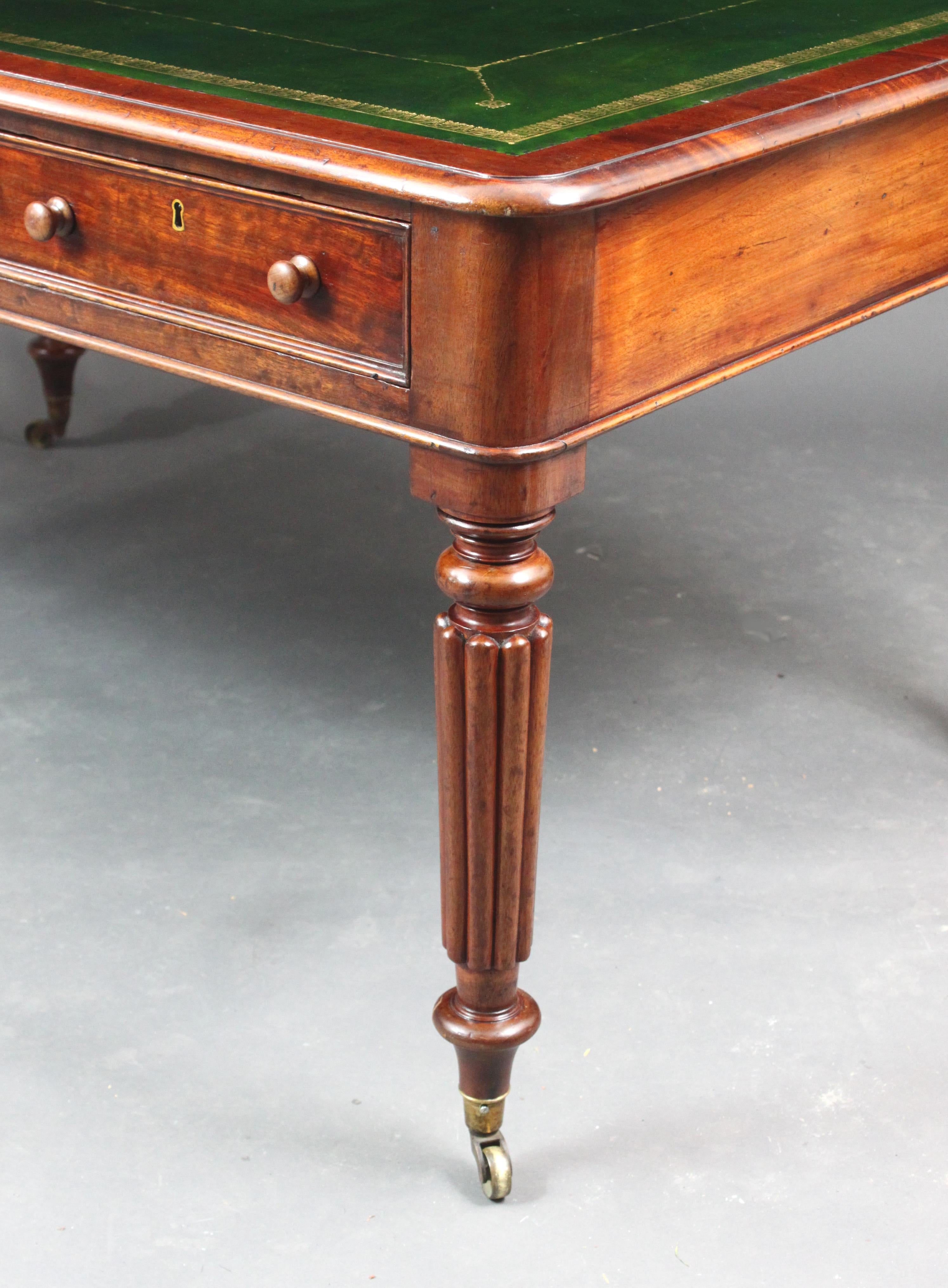 Large Mahogany Writing Table In Good Condition In Bradford-on-Avon, Wiltshire
