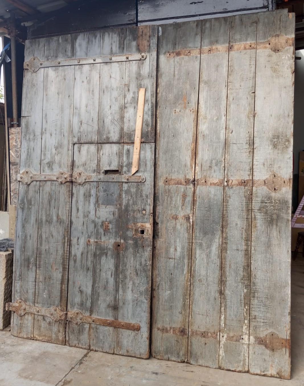 Large Main entrance door double-leaf nailed chestnut, Italy For Sale 4