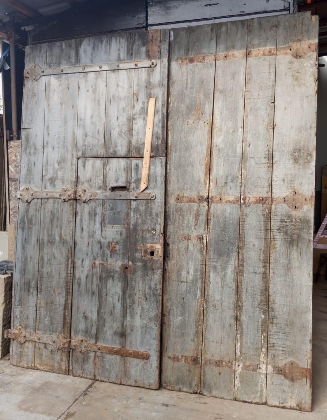 Large Main entrance door double-leaf nailed chestnut, Italy For Sale 6