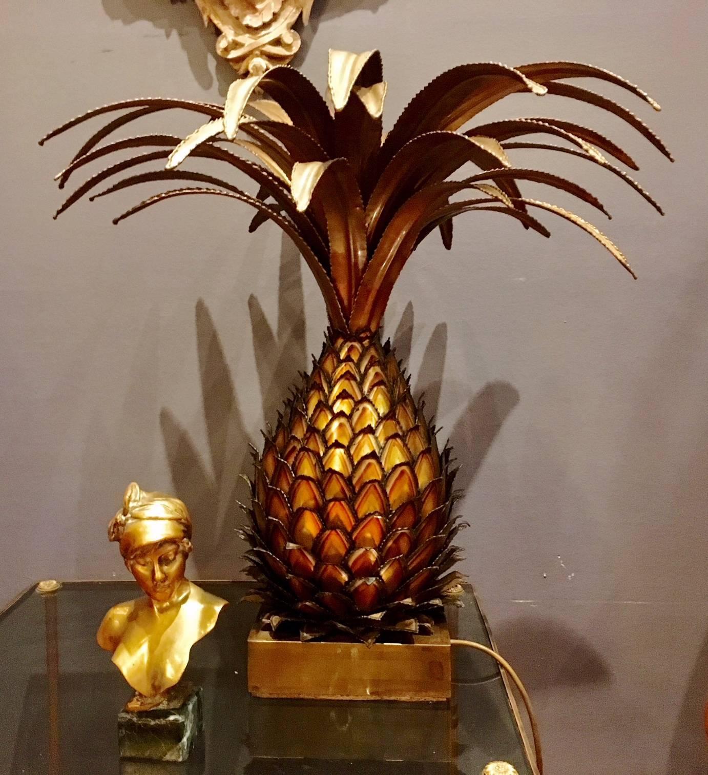 Large Maison Jansen brass pineapple table lamp designed in France in the 1970s. In the Hollywood Regency style. The lamp is in a good condition. Measures: 59 cm in height, 60 cm in width at the widest point. The square base is 19.5 x 19.5 cm.
