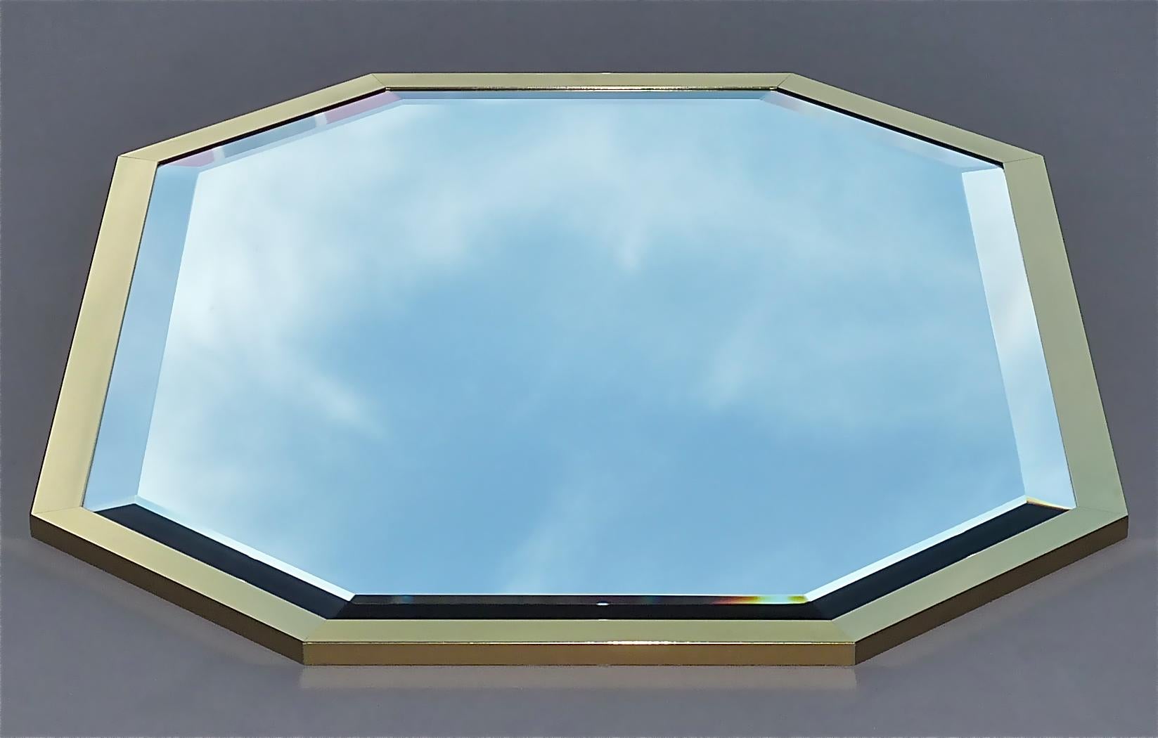 Grand miroir octogonal en laiton doré à facettes Crespi Rizzo de la Maison Jansen en vente 2