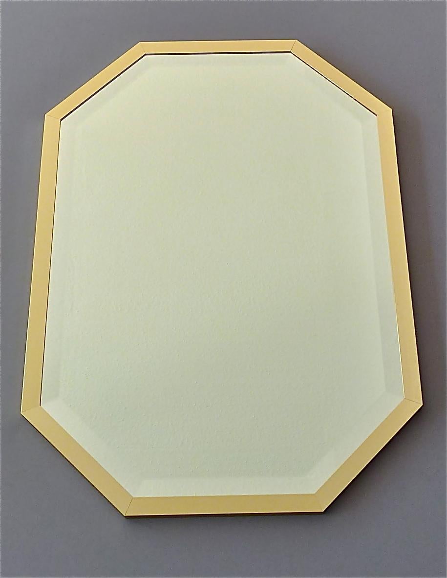 Schöner großer achteckiger Spiegel im Stil von Maison Jansen, Gabriella Crespi und Willy Rizzo, hergestellt in Deutschland in den 1970er Jahren. Der hochwertige Spiegel hat eine achteckige Form mit einem vergoldeten Messingrahmen und einem Spiegel