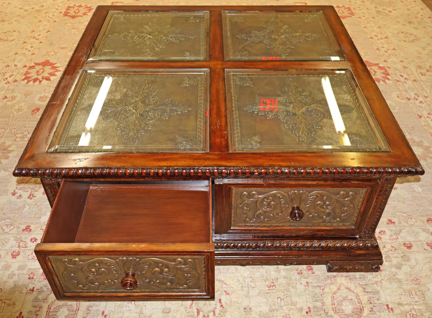 Mesa baja grande Maitland Smith de cobre y caoba envejecida en venta 4