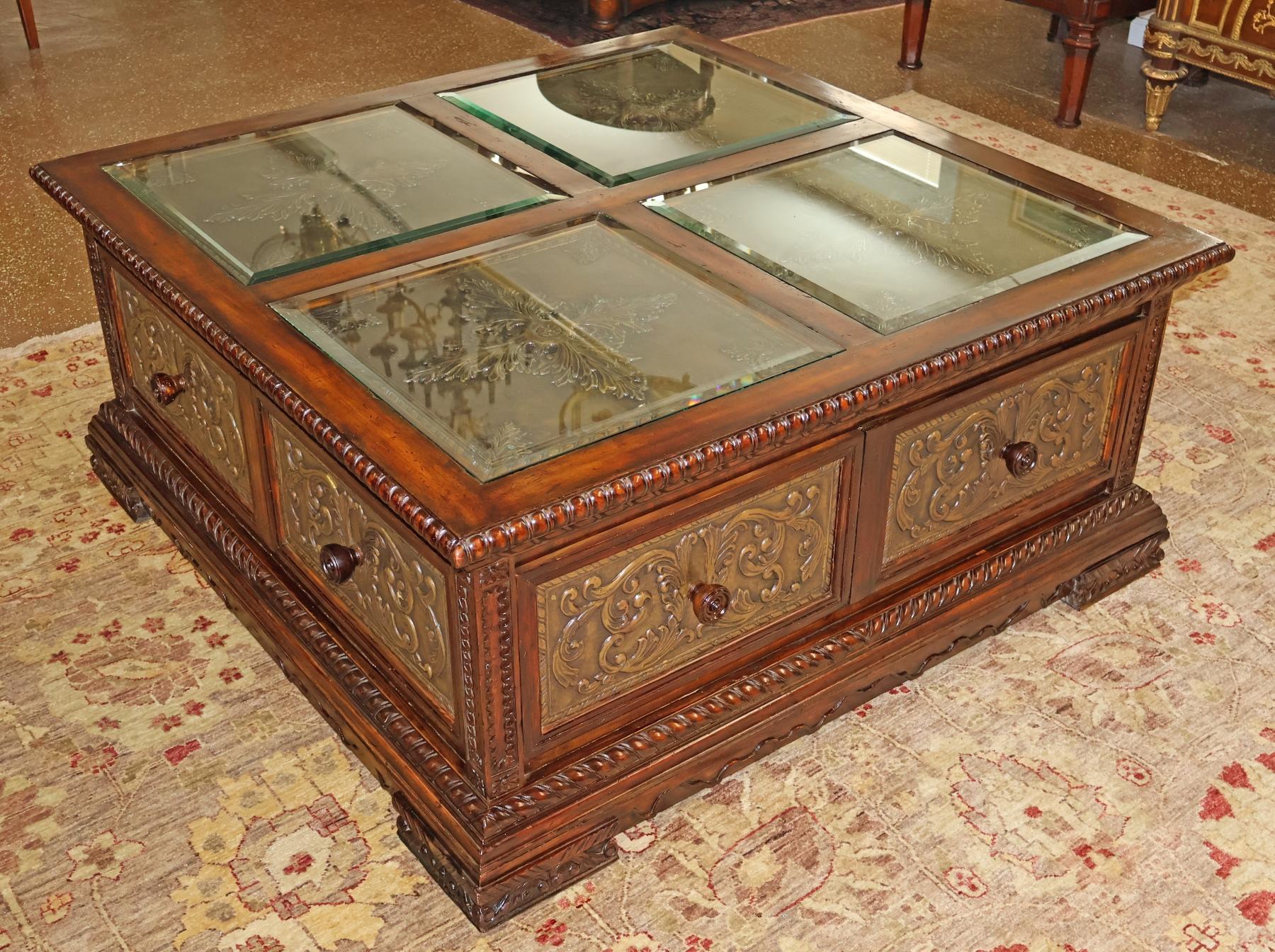 Mesa baja grande Maitland Smith de cobre y caoba envejecida Filipino en venta