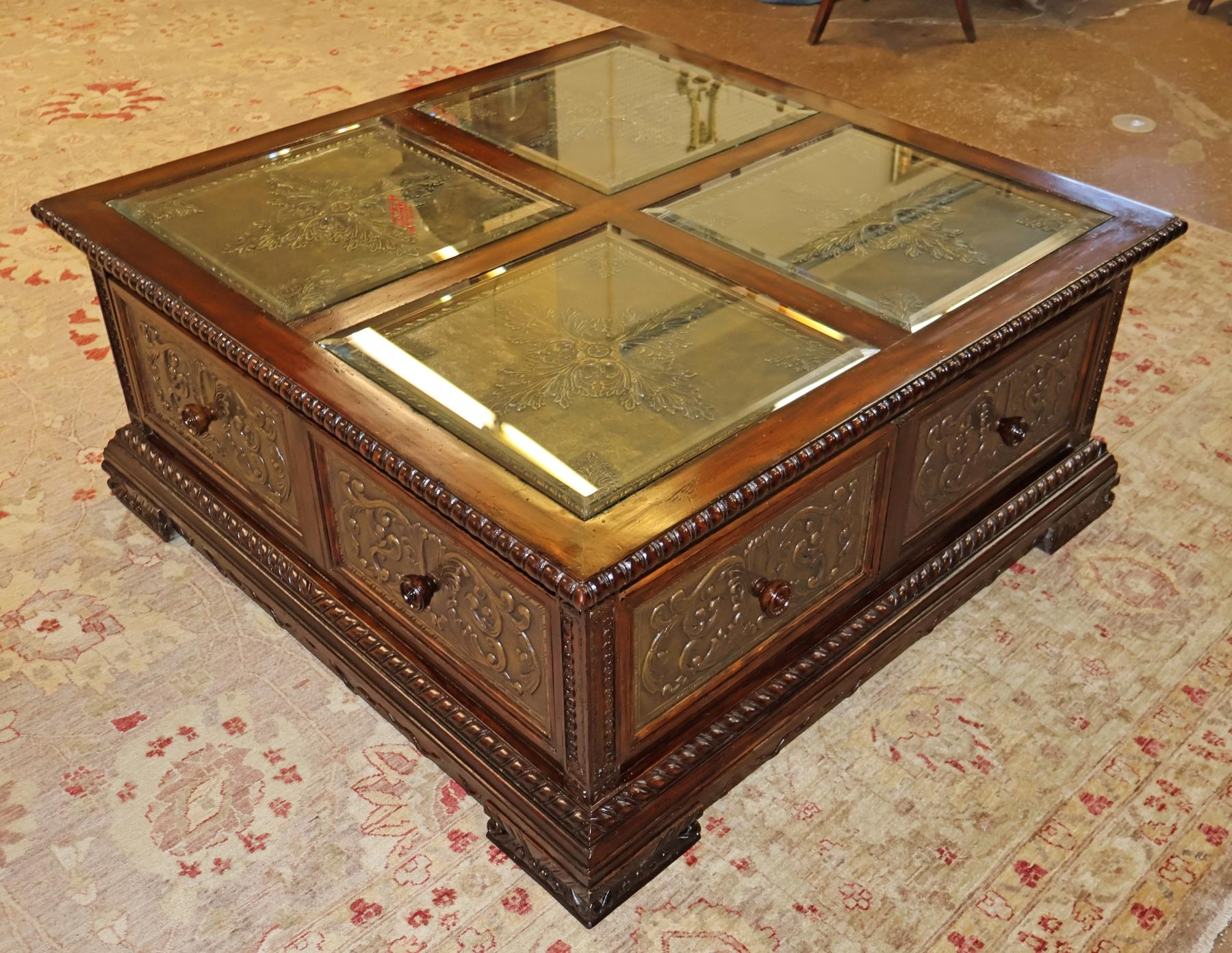 Mesa baja grande Maitland Smith de cobre y caoba envejecida Cobre en venta