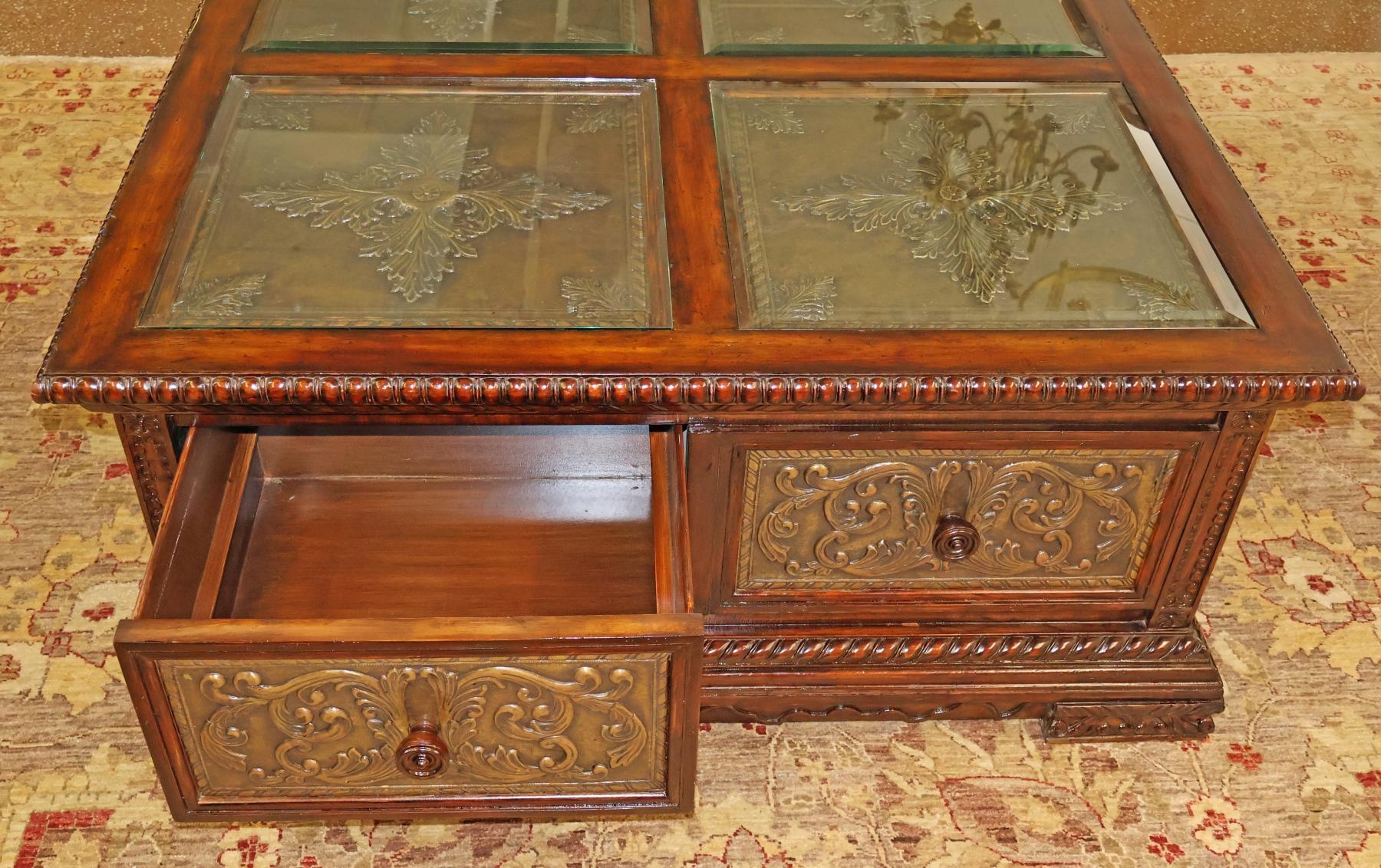 Mesa baja grande Maitland Smith de cobre y caoba envejecida en venta 2