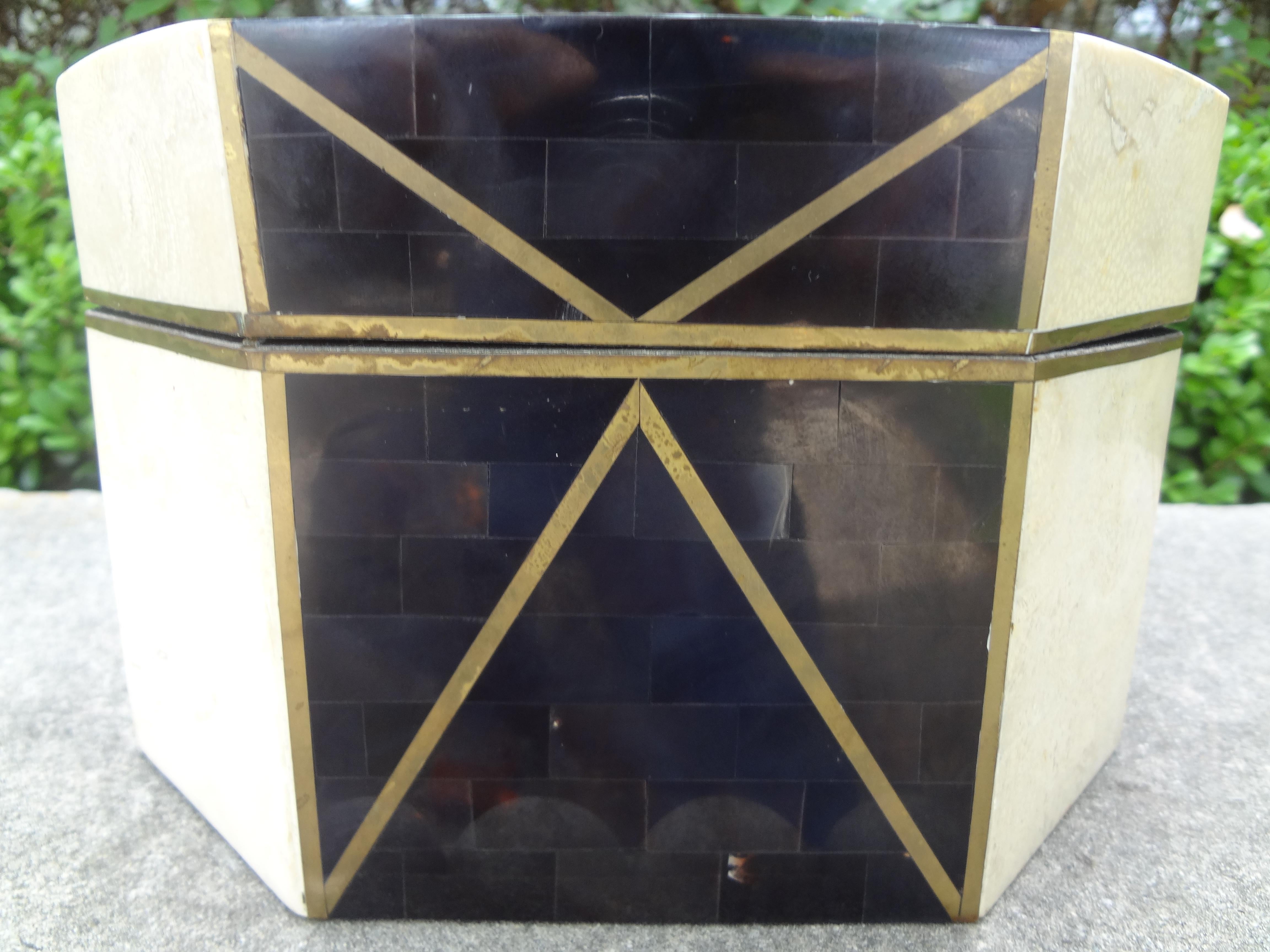 Large Maitland Smith Style Tessellated Stone, Horn and Brass Box In Good Condition In Houston, TX