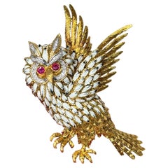 Grande broche italienne OWL en or jaune 18 carats émaillée de rubis et de diamants