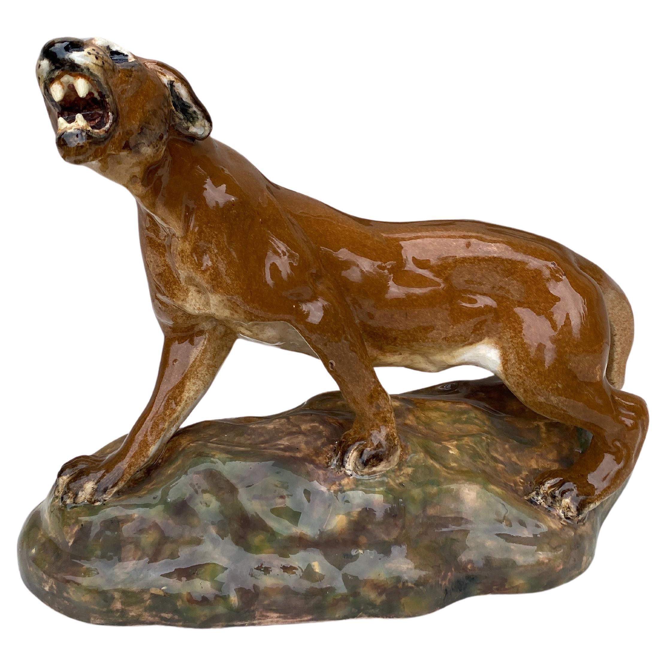 Gran león o puma de montaña de mayólica firmado por Clement Massier, hacia 1890.
Procedencia / Familia de Clement Massier.