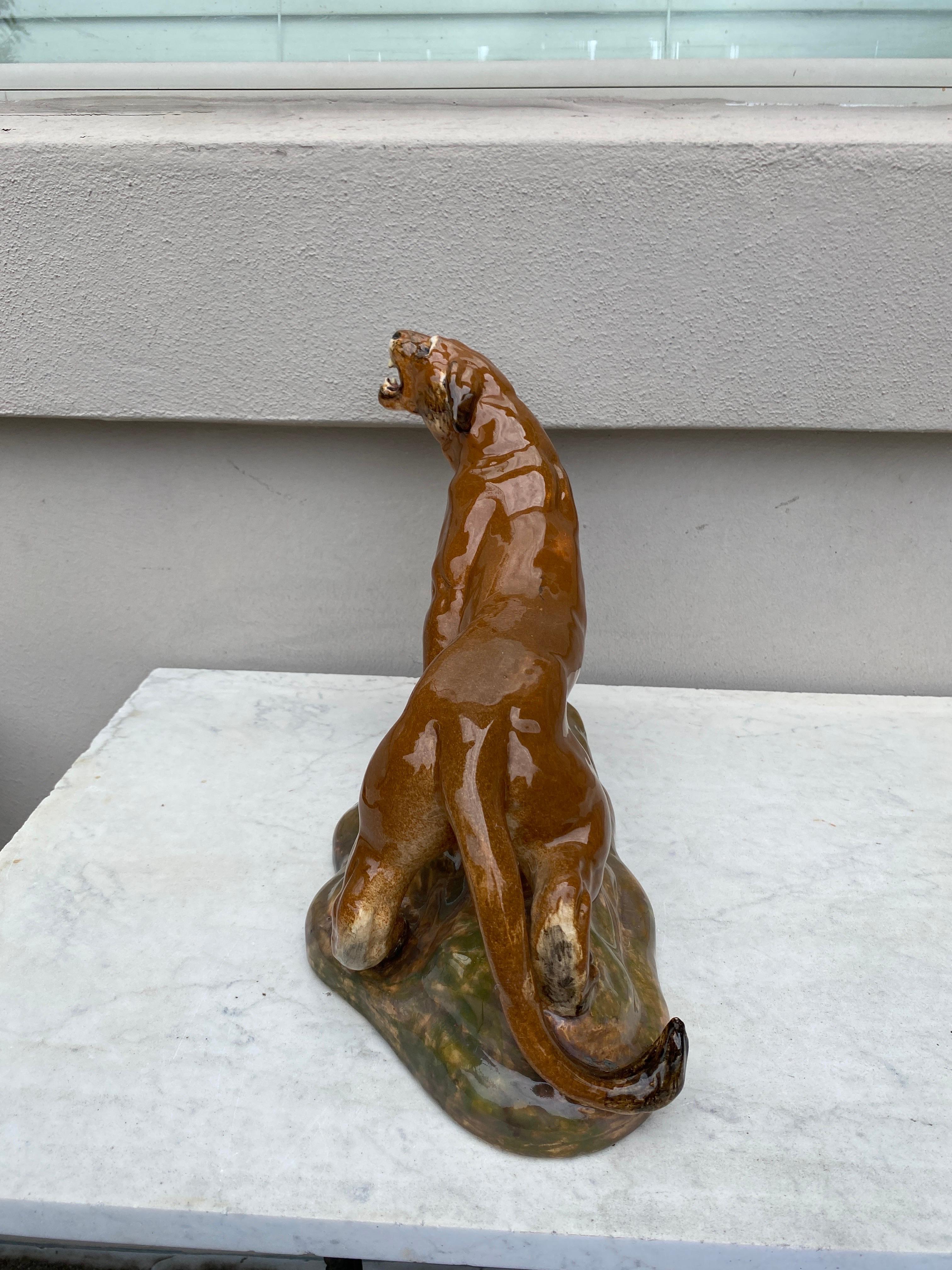 Gran león de montaña de mayólica Clement Massier, hacia 1890 Provincial francés en venta