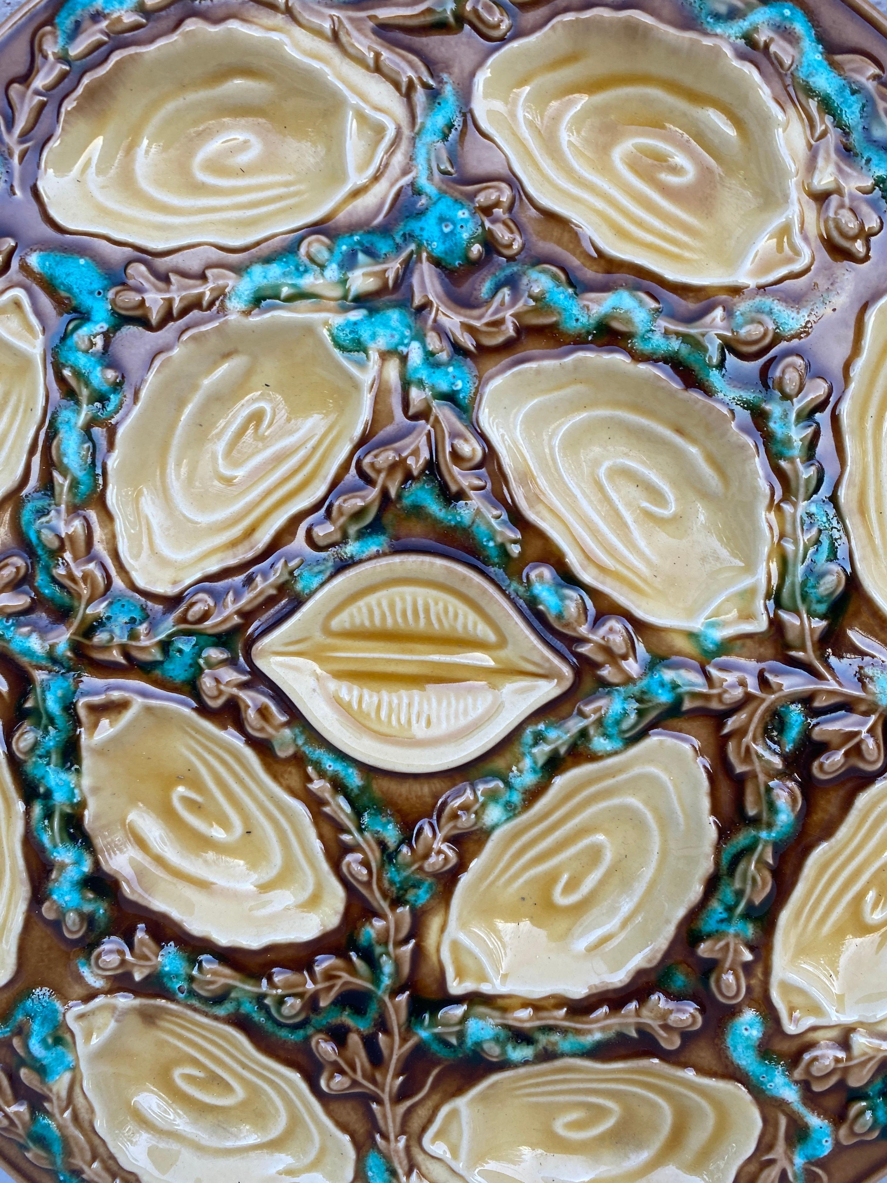 Gran plato de ostras de mayólica Vallauris circa 1950 en Bueno Estado en Austin, TX