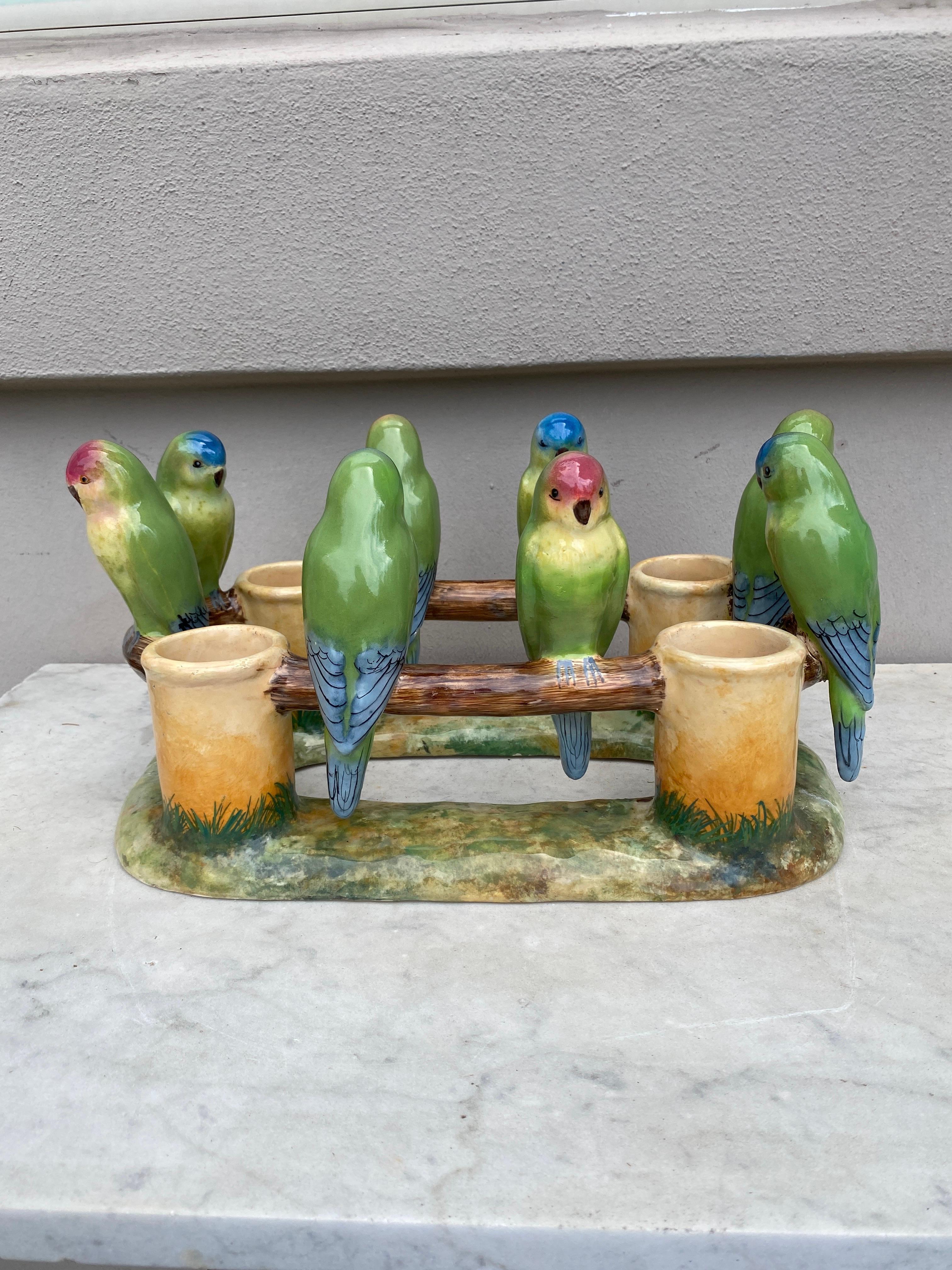 Grande centrotavola in maiolica con pappagalli Delphin Massier, circa 1900 In condizioni buone in vendita a Austin, TX
