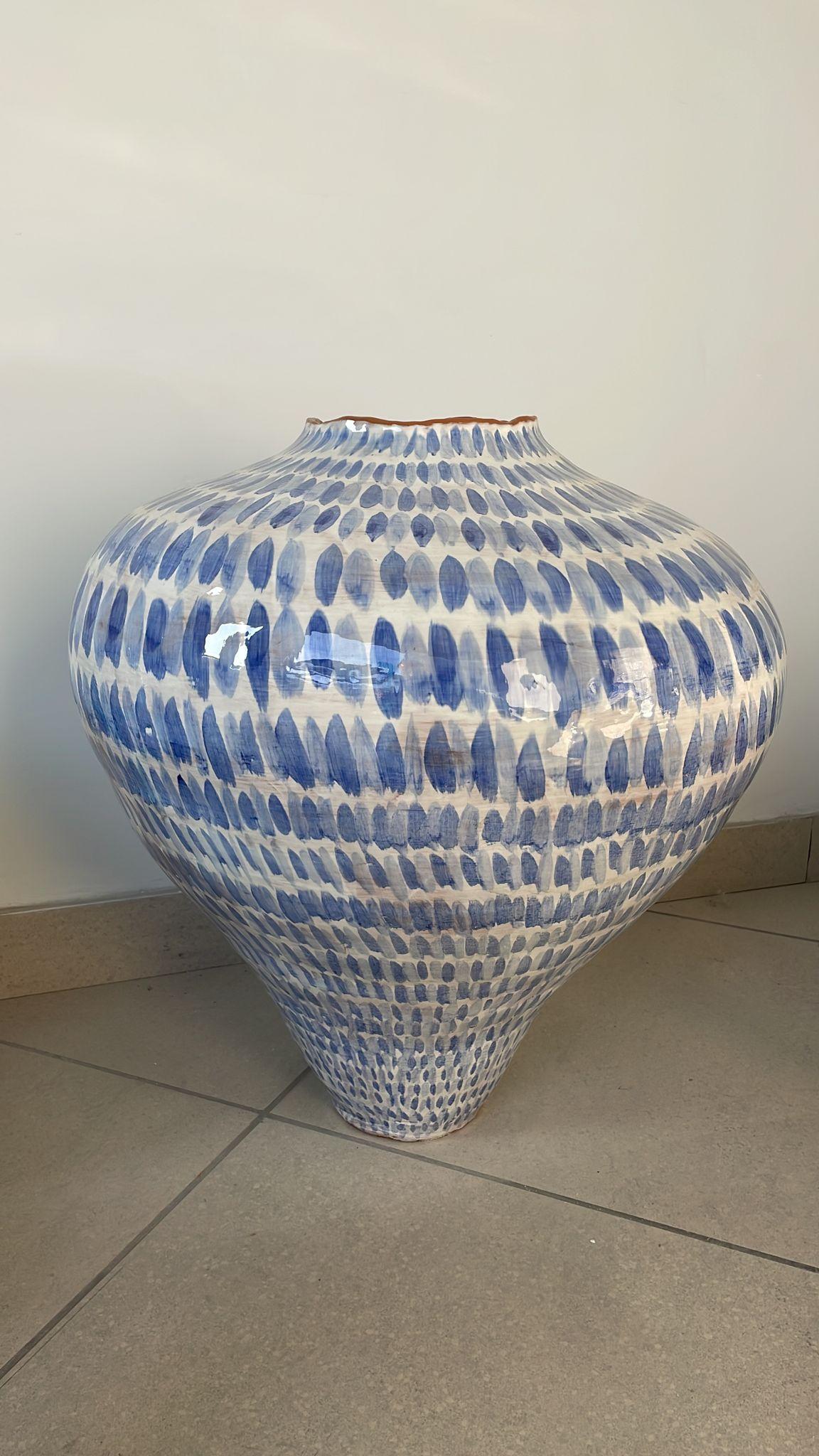 Large majolica vase hand-built and hand-decorated Italy contemporary In New Condition For Sale In London, GB