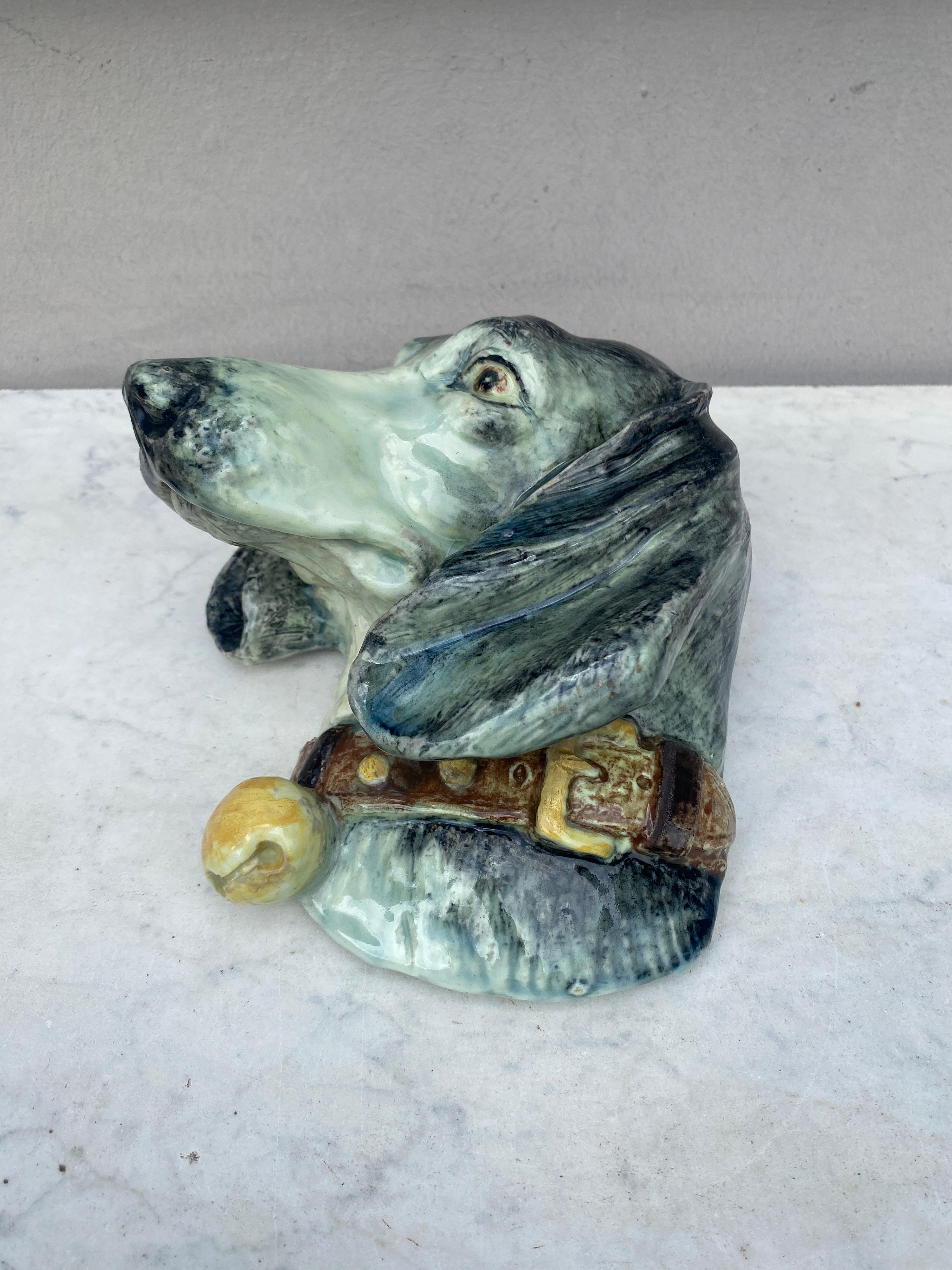 Grande pocke da parete in maiolica francese per cani Delphin Massier.
Altezza / 8,5 pollici.
I Massier sono noti per la qualità dei loro smalti e dipinti unici. La famiglia Massier produceva diversi pezzi con uccelli in uno stile molto creativo a