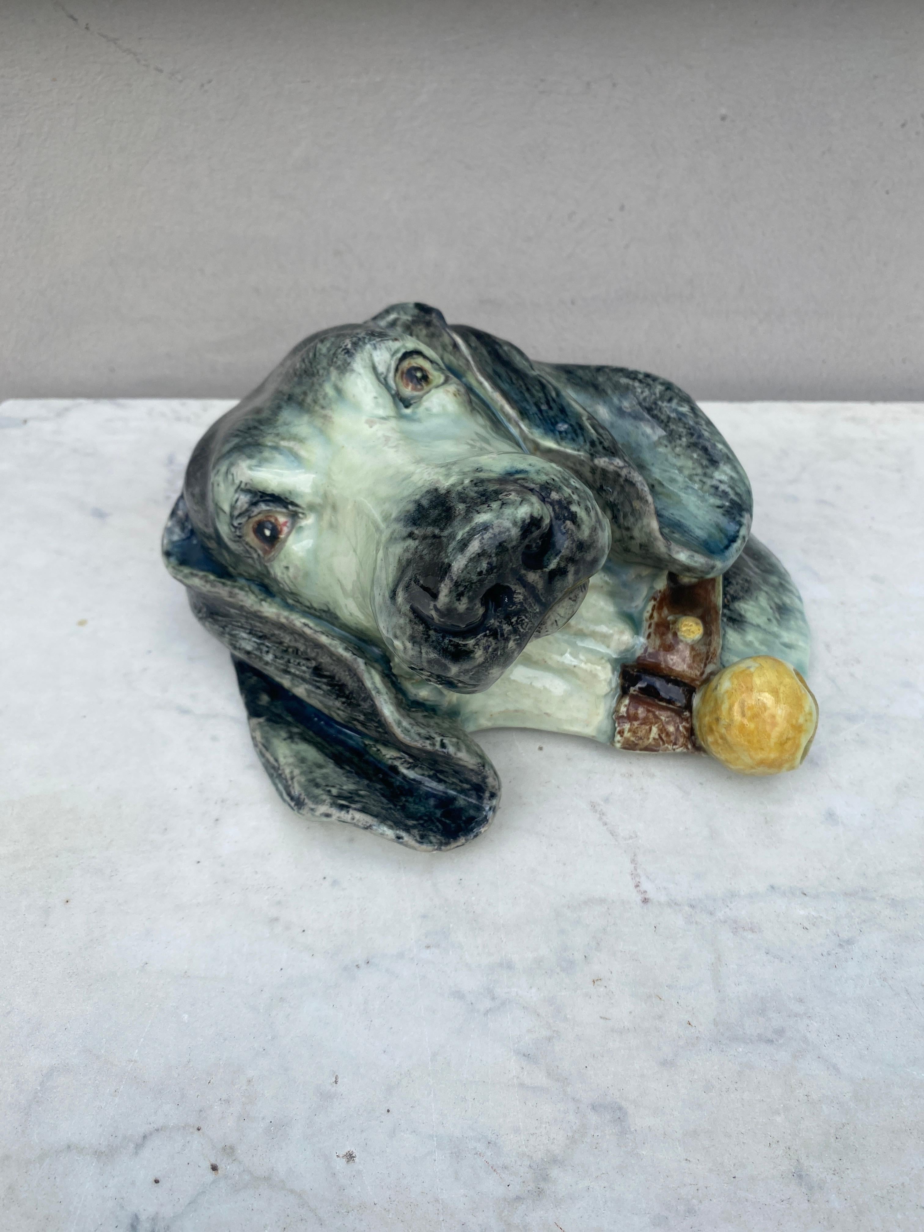 Vittoriano Grande tasca da parete in maiolica con cane Delphin Massier, circa 1890 in vendita