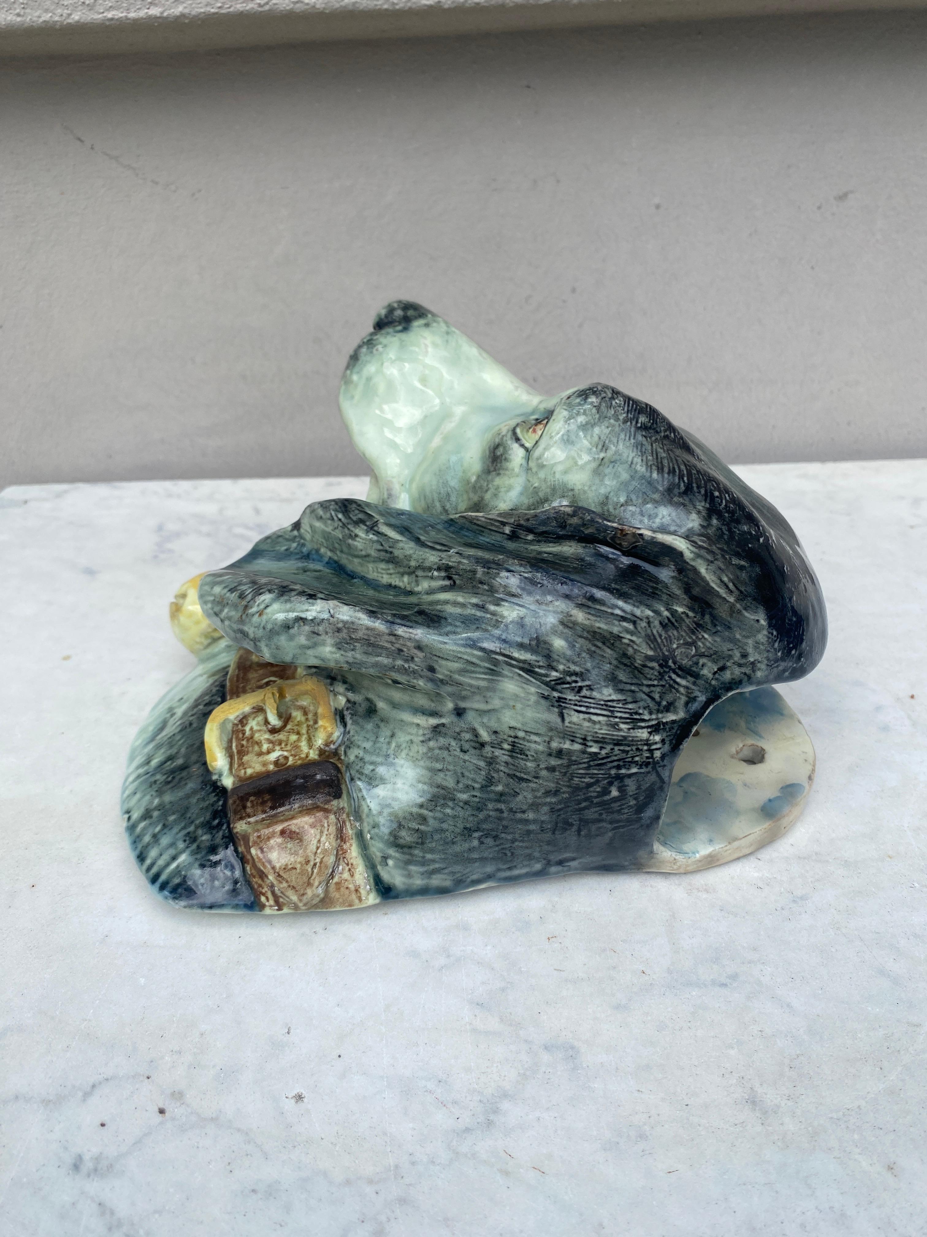 Grande tasca da parete in maiolica con cane Delphin Massier, circa 1890 In condizioni buone in vendita a Austin, TX