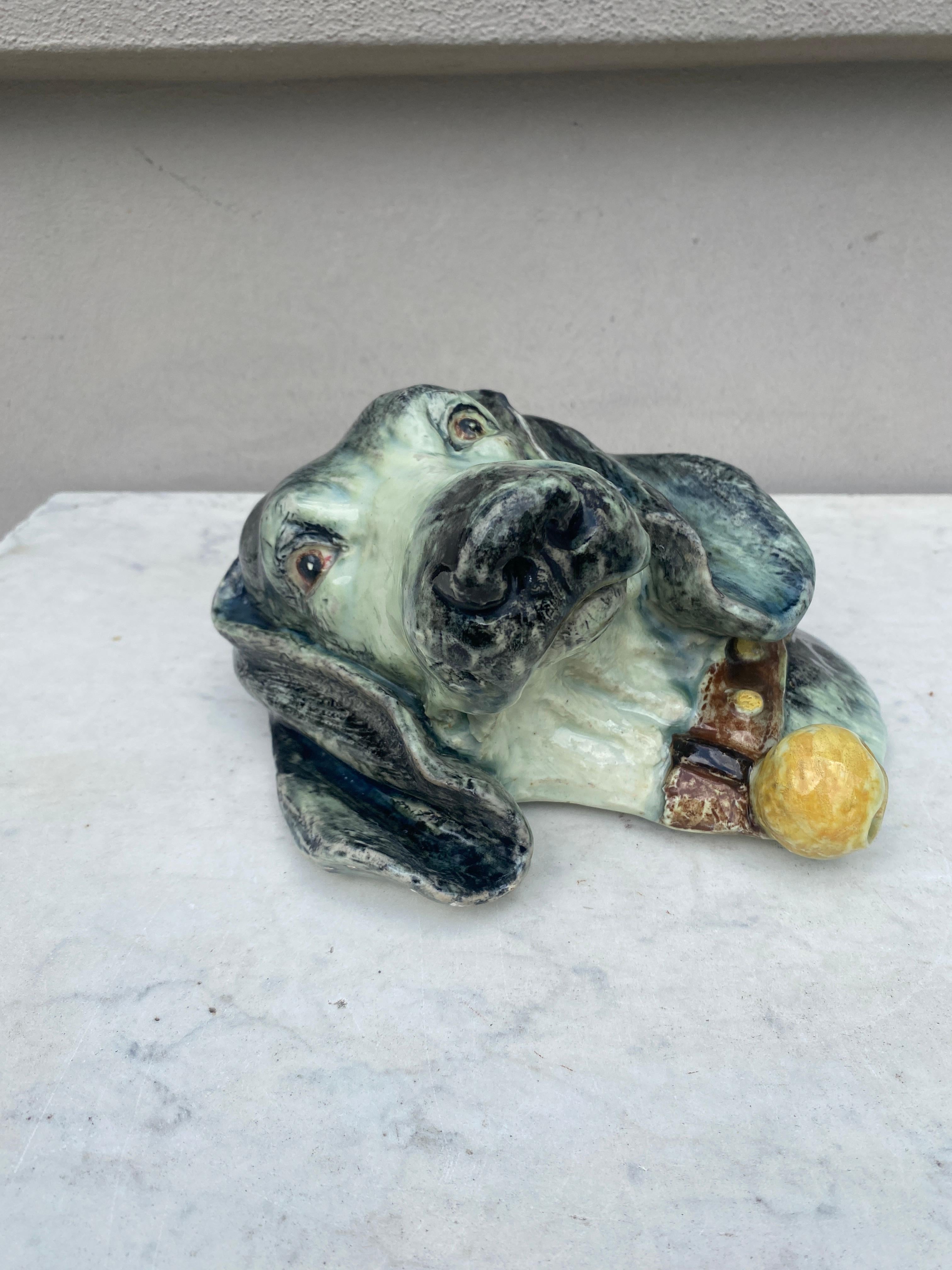Ceramica Grande tasca da parete in maiolica con cane Delphin Massier, circa 1890 in vendita