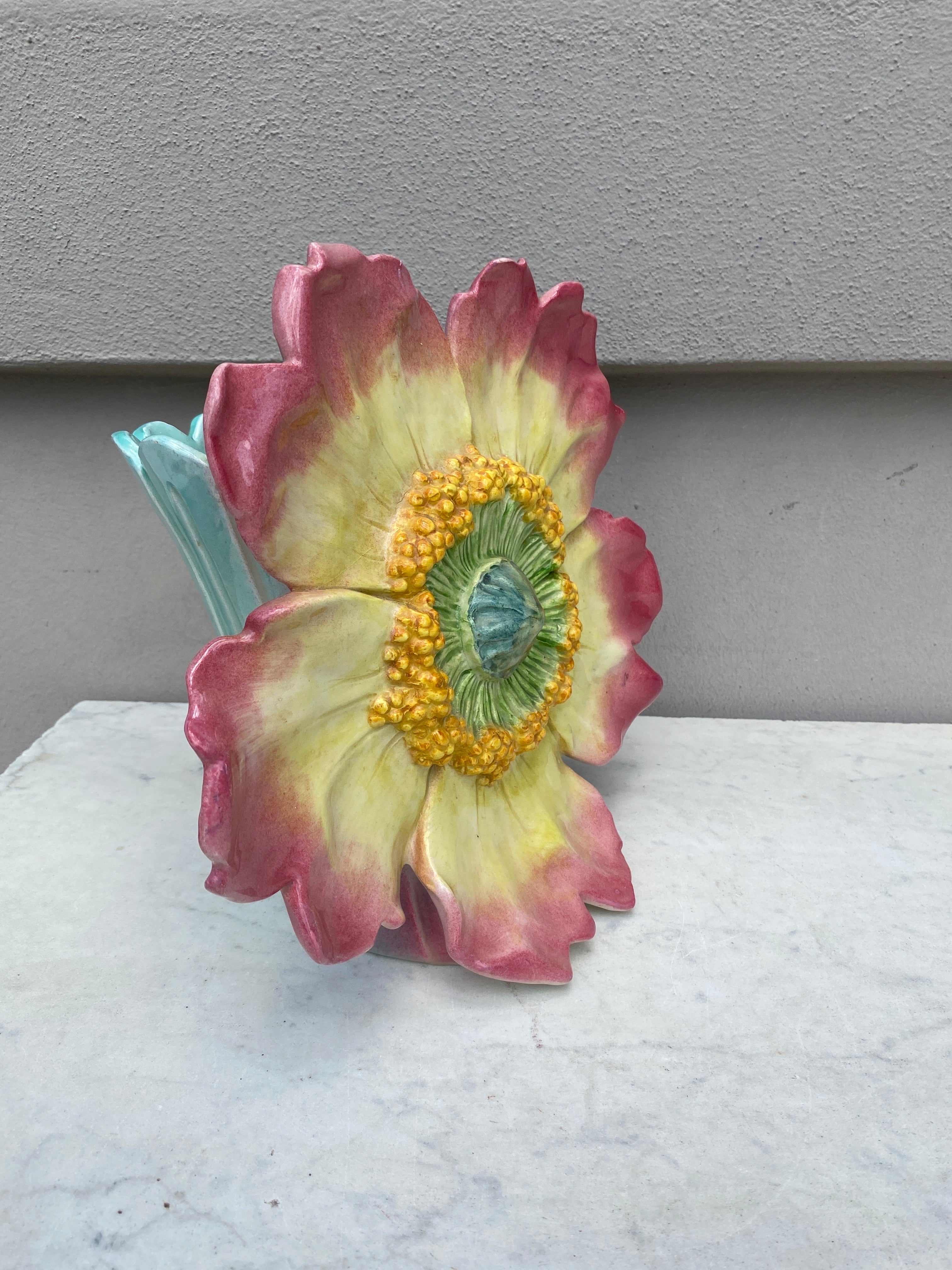 Grande vaso di maiolica a forma di rosa selvatica Jerome Massier, circa 1900.
H / 10,5 pollici, L / 11,3 pollici, P / 6 pollici.
La famiglia Massier è nota per la qualità dei suoi smalti e dipinti unici. Hanno prodotto un'incredibile gamma di fiori