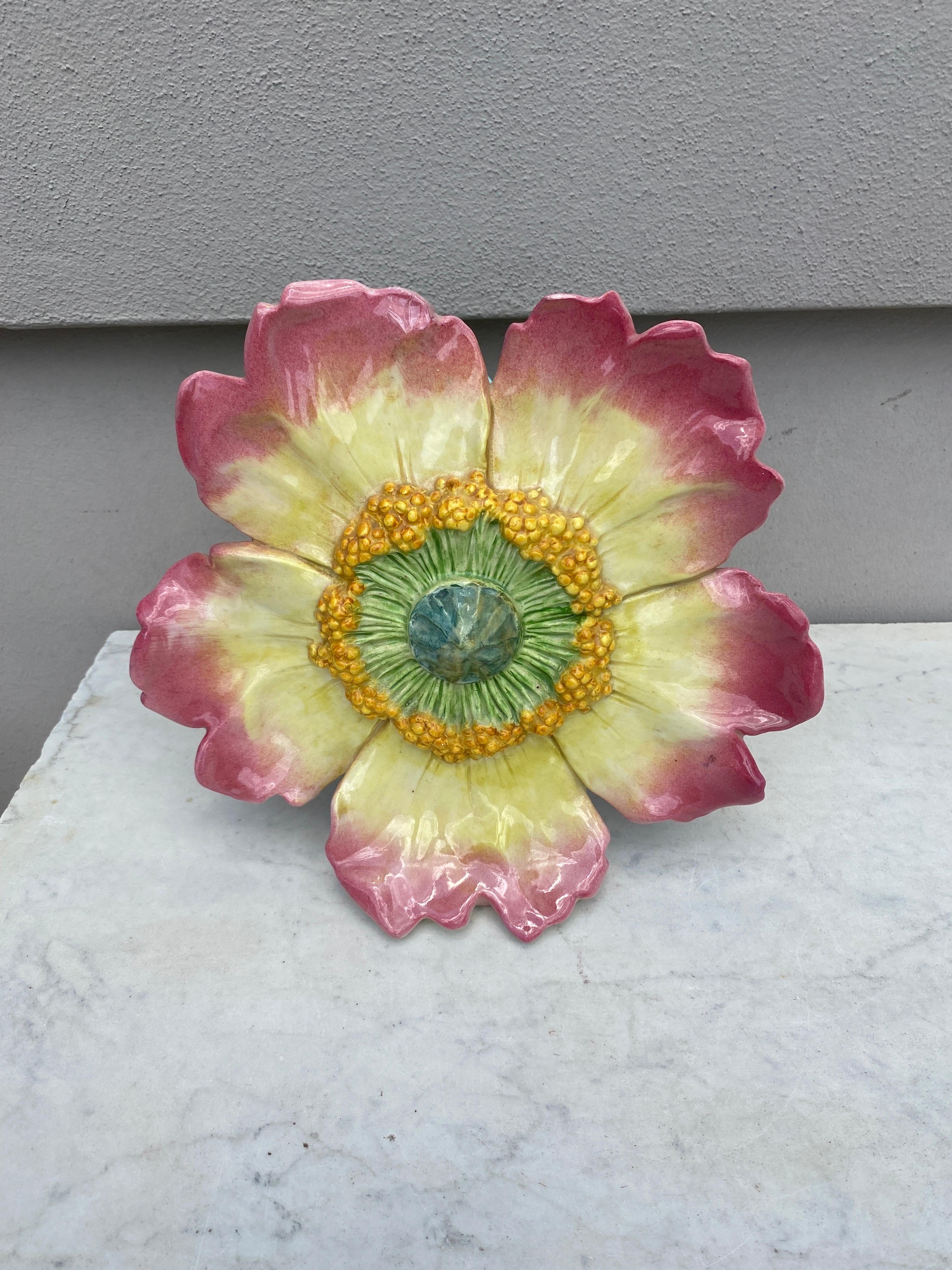Francese Grande vaso di maiolica a forma di rosa selvatica Jerome Massier, circa 1900 in vendita