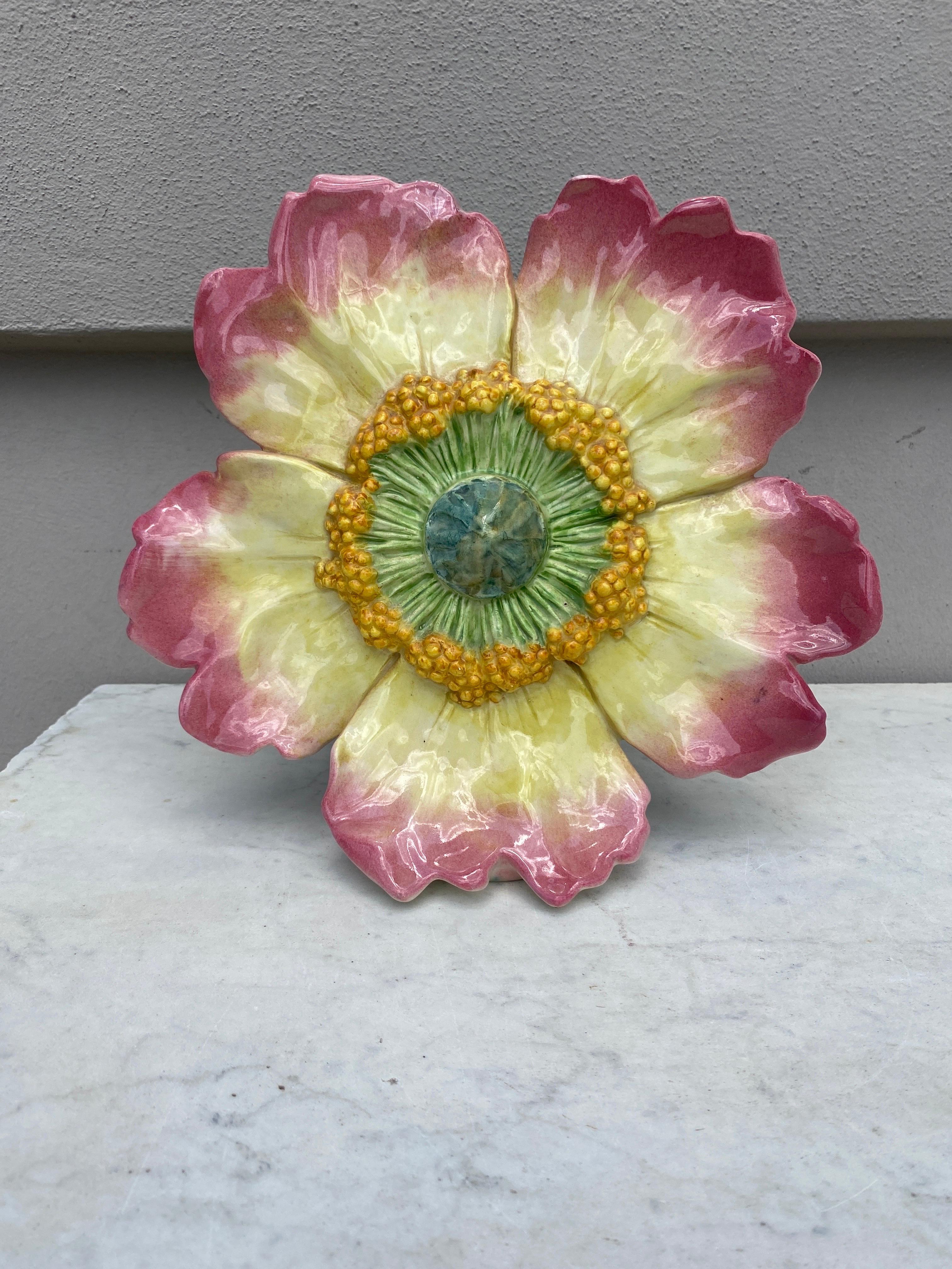 Grande vaso di maiolica a forma di rosa selvatica Jerome Massier, circa 1900 In condizioni buone in vendita a Austin, TX
