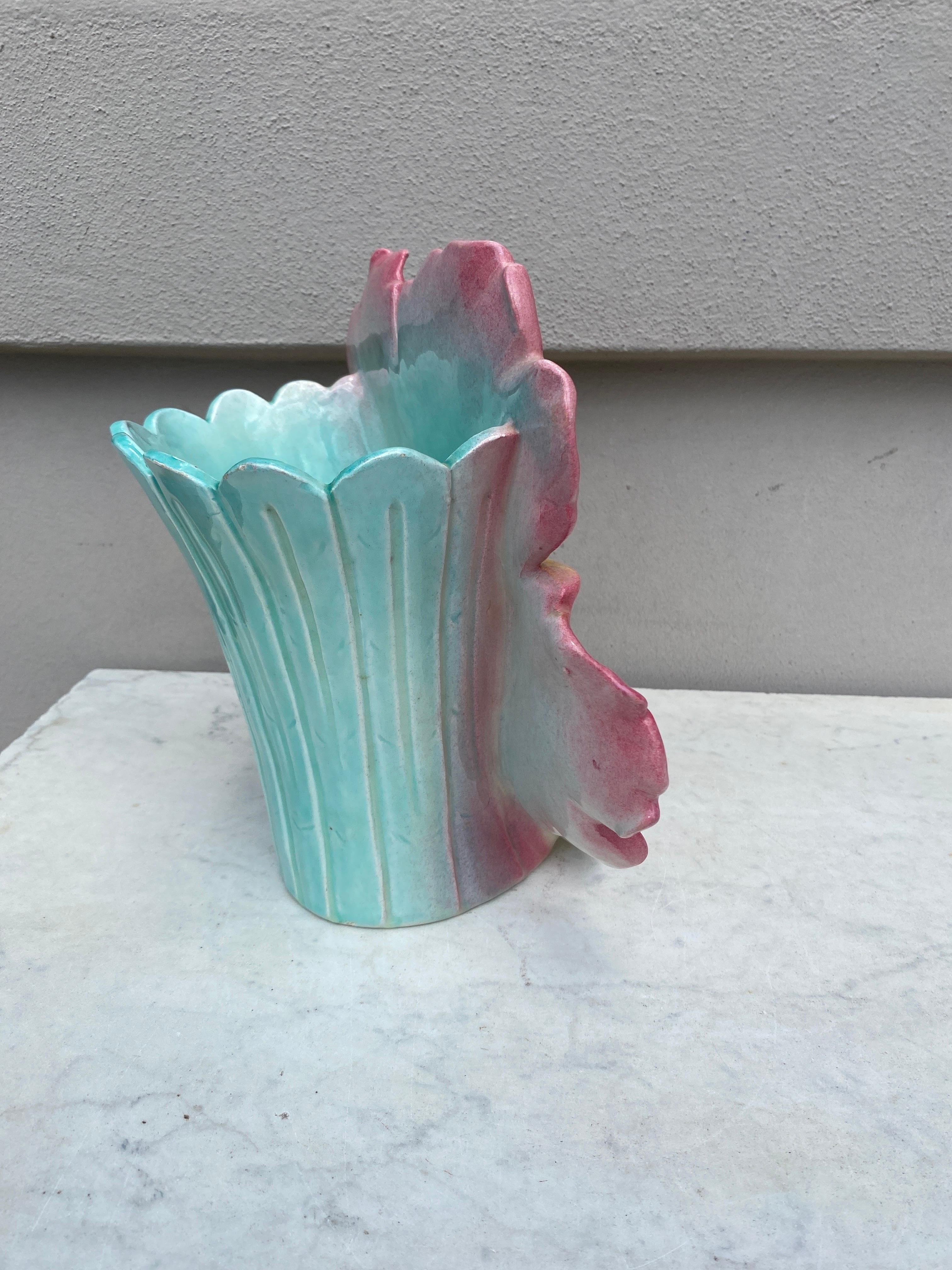 Ceramica Grande vaso di maiolica a forma di rosa selvatica Jerome Massier, circa 1900 in vendita