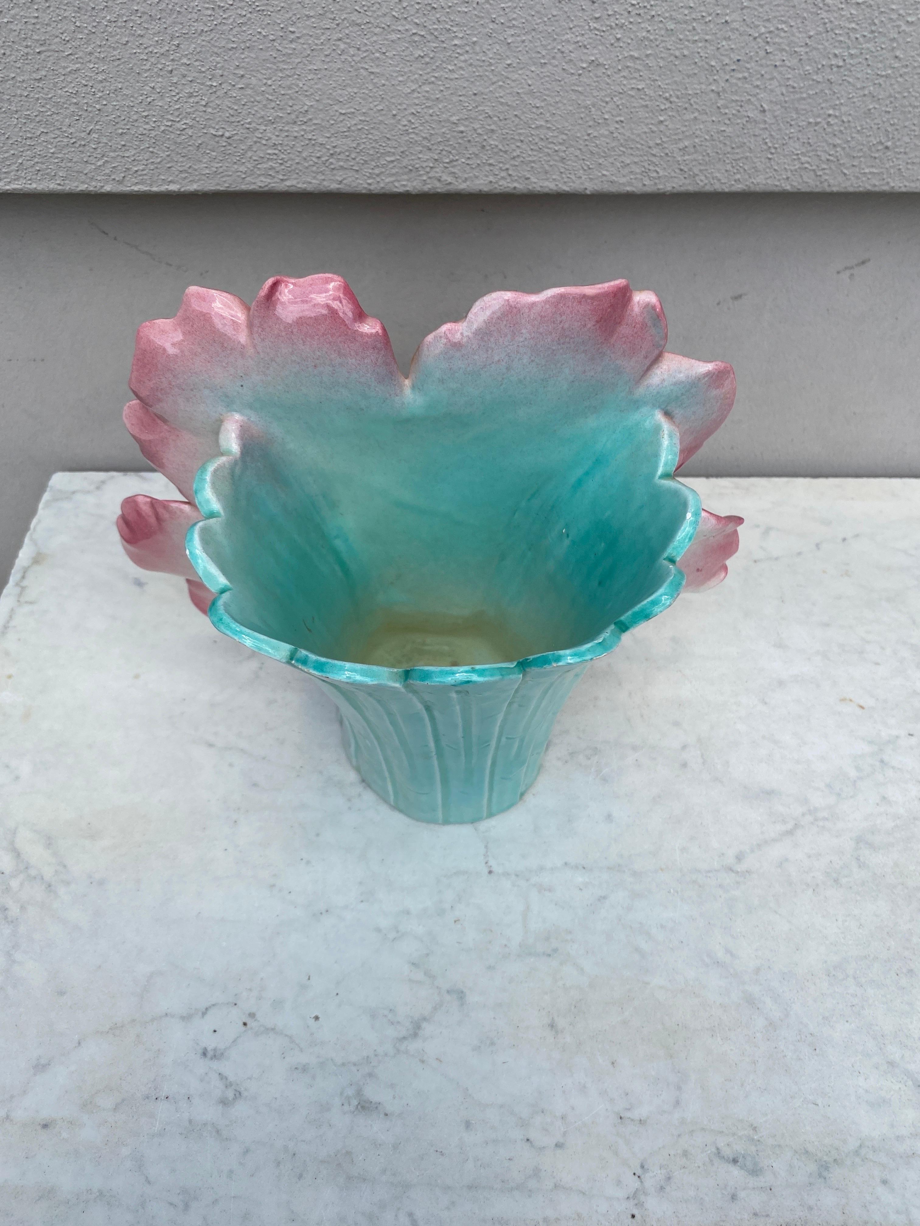 Grande vaso di maiolica a forma di rosa selvatica Jerome Massier, circa 1900 in vendita 1
