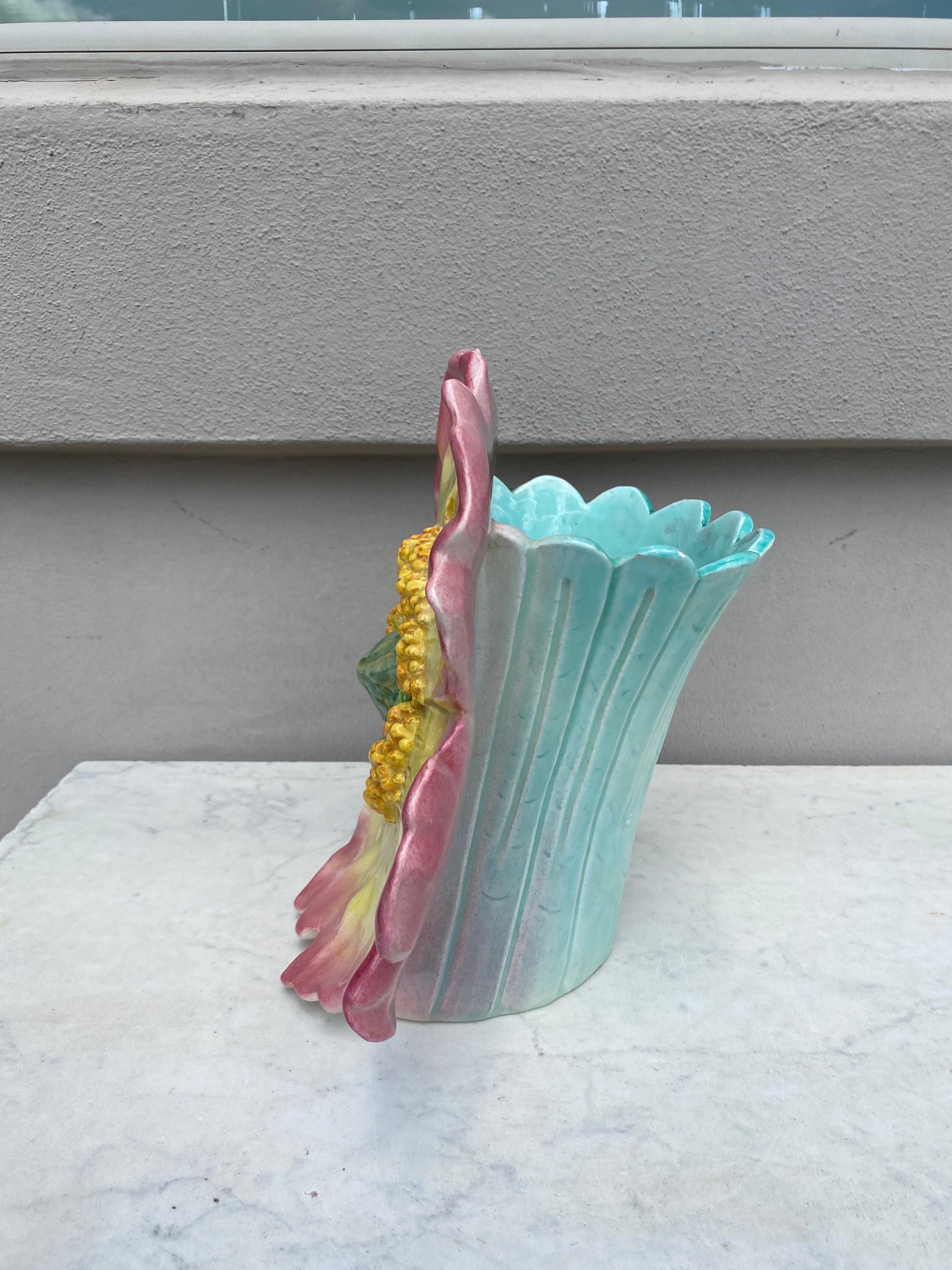 Grande vaso di maiolica a forma di rosa selvatica Jerome Massier, circa 1900 in vendita 2