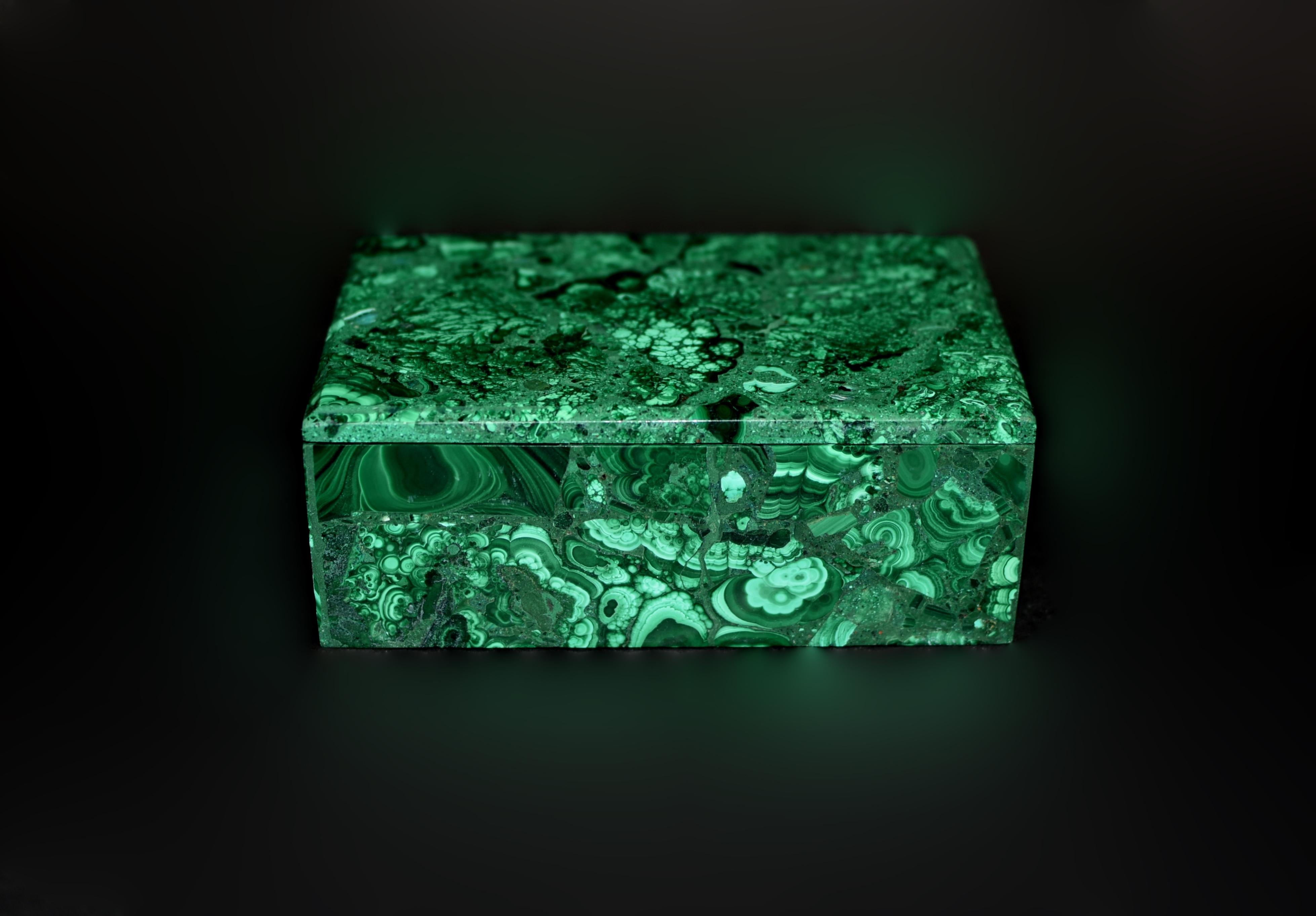 Diese wunderschöne große Edelsteinbox ist mit feinstem Malachit in leuchtendem Grün fein gearbeitet. Das Cover mit abgeschrägtem Rand zeigt ein atemberaubendes Muster, das eine Szene auf dem sandigen Meeresboden mit Korallen, Muscheln,