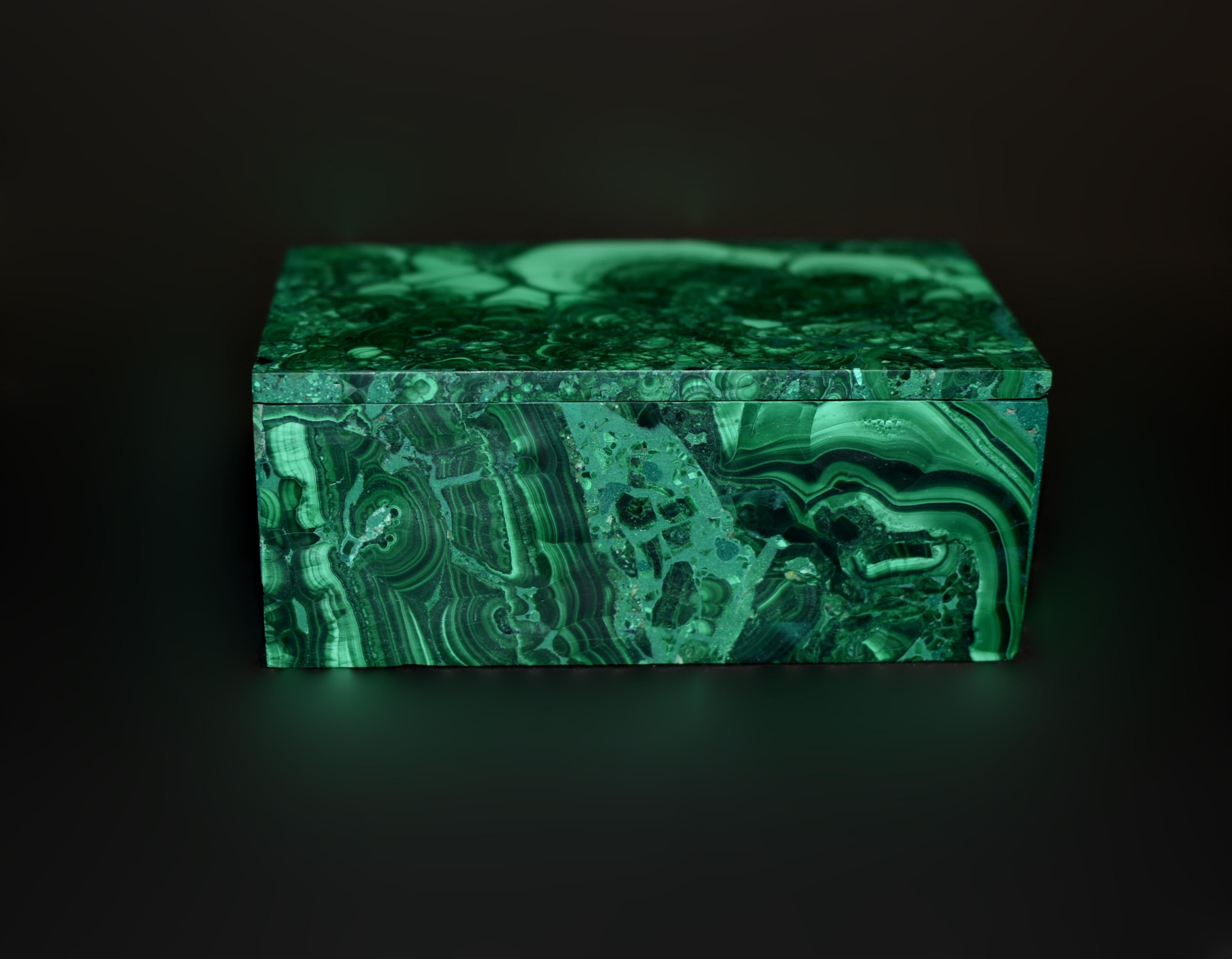 Ce magnifique coffret de pierres précieuses est finement travaillé avec la plus belle malachite d'un vert brillant présentant un spectaculaire motif de queue de dinde, des anneaux concentriques, des ondulations, des tourbillons et des rayures. La