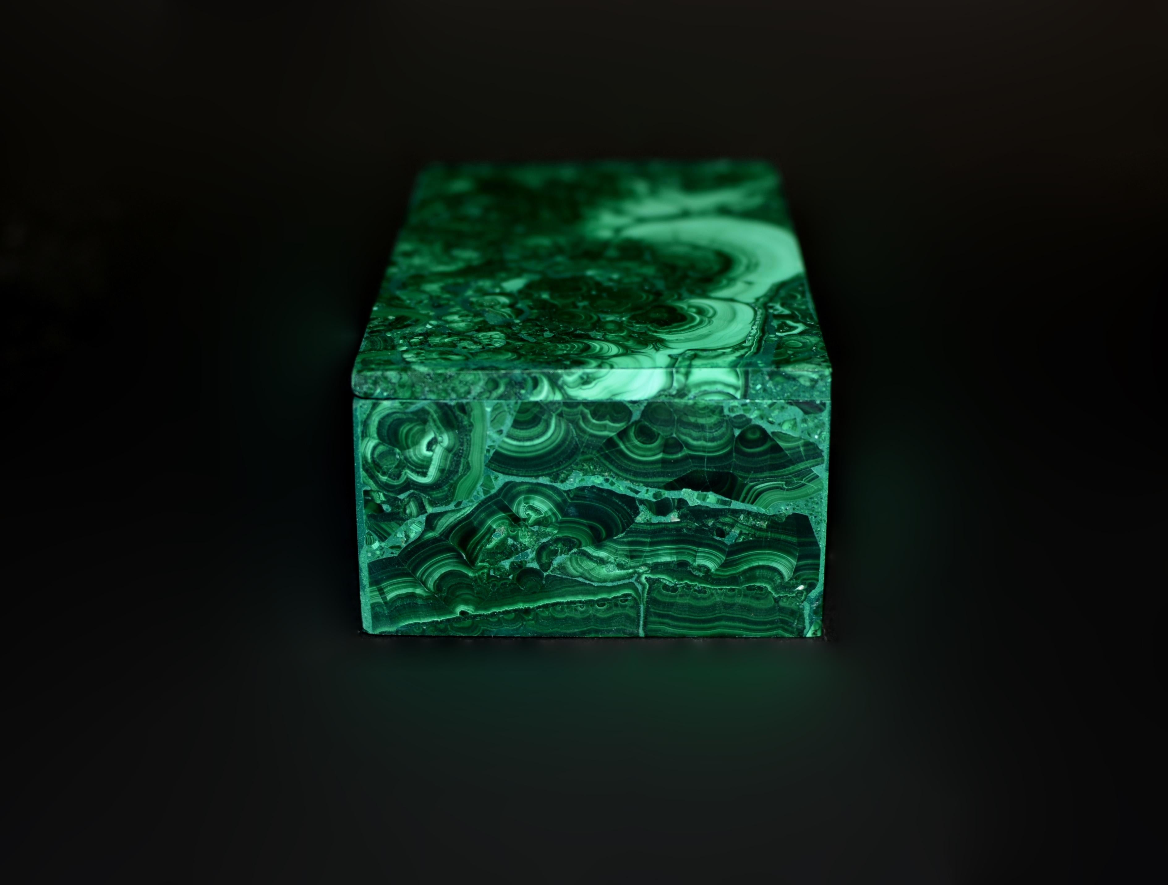 Fait main Grande boîte en malachite Boîte en pierres précieuses Queue de dinde en vente