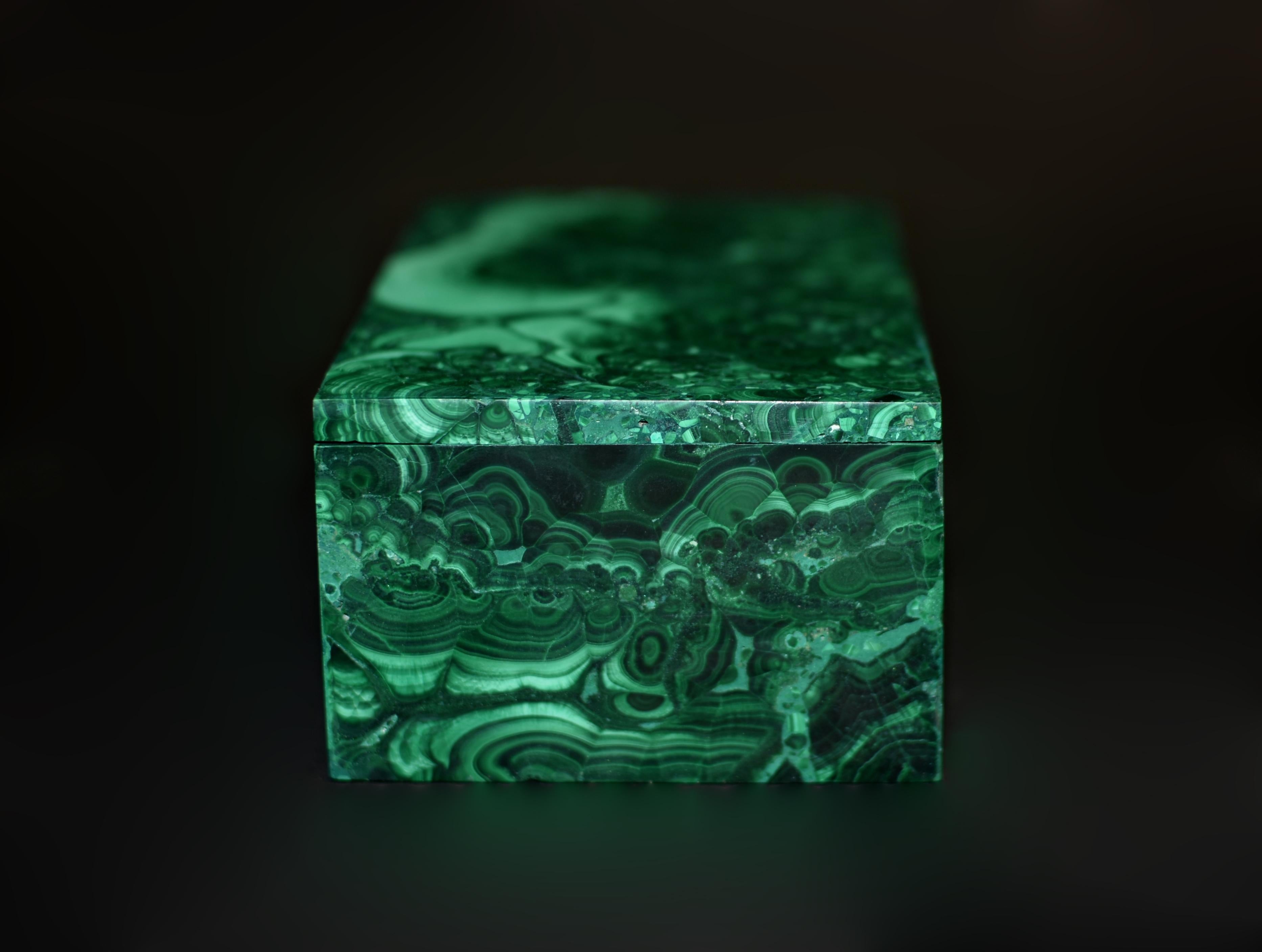 XXIe siècle et contemporain Grande boîte en malachite Boîte en pierres précieuses Queue de dinde en vente