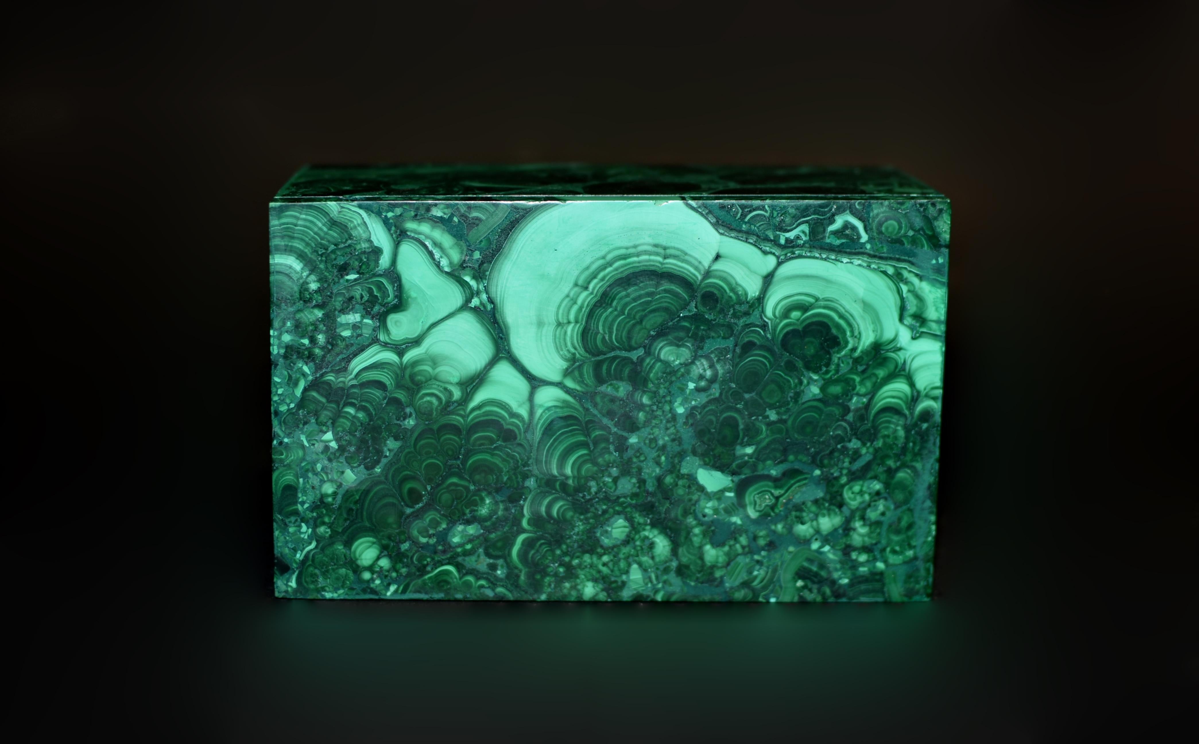 Malachite Grande boîte en malachite Boîte en pierres précieuses Queue de dinde en vente