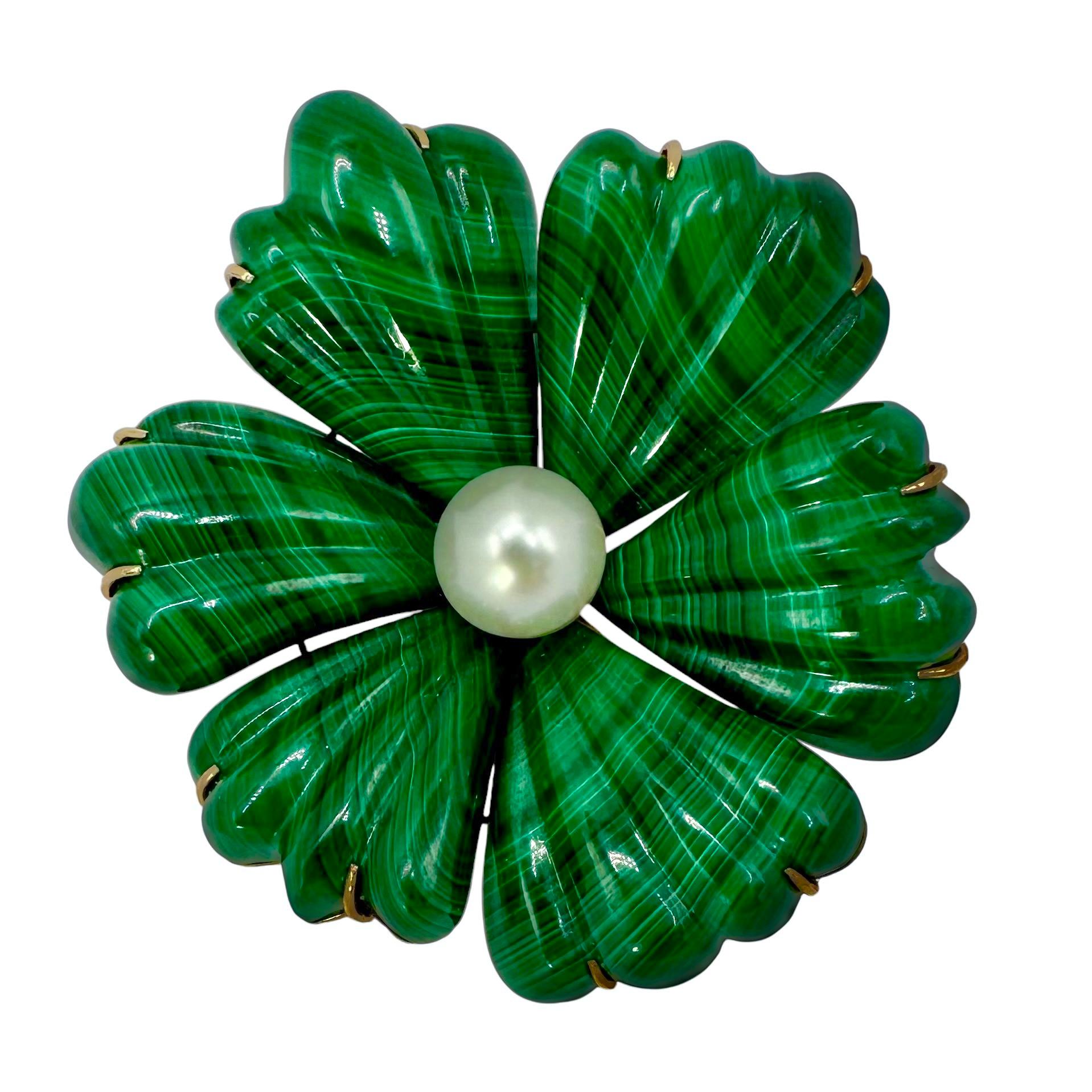Ce grand pendentif vintage en or jaune 14k à motif floral, entièrement réalisé à la main, est serti d'une perle d'environ 10 millimètres au centre, entourée de six pétales de malachite minutieusement sculptés. D'un diamètre de 1 7/8 pouces, ce