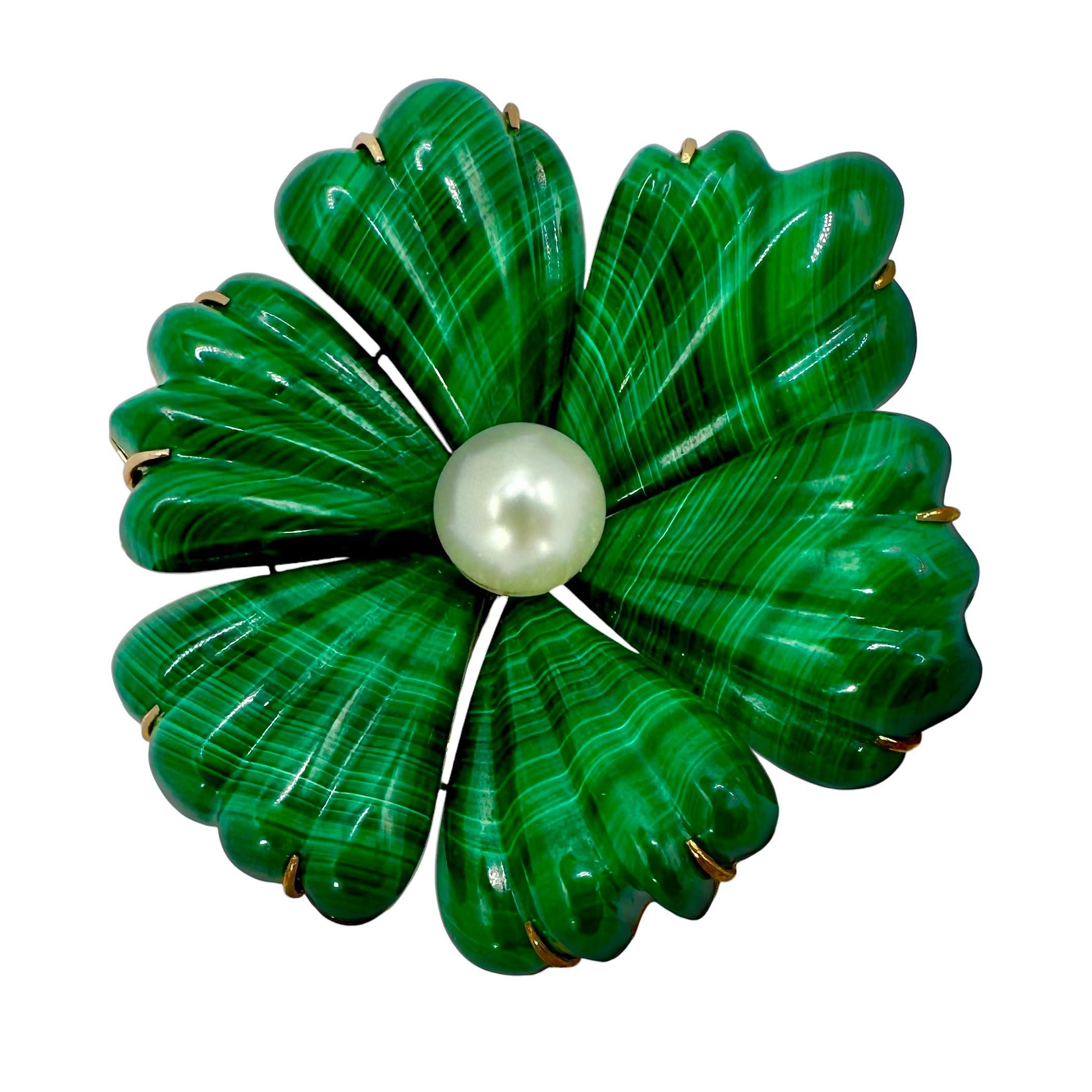 Artisan Grand pendentif fleur en malachite avec centre perlé en or jaune 14 carats en vente