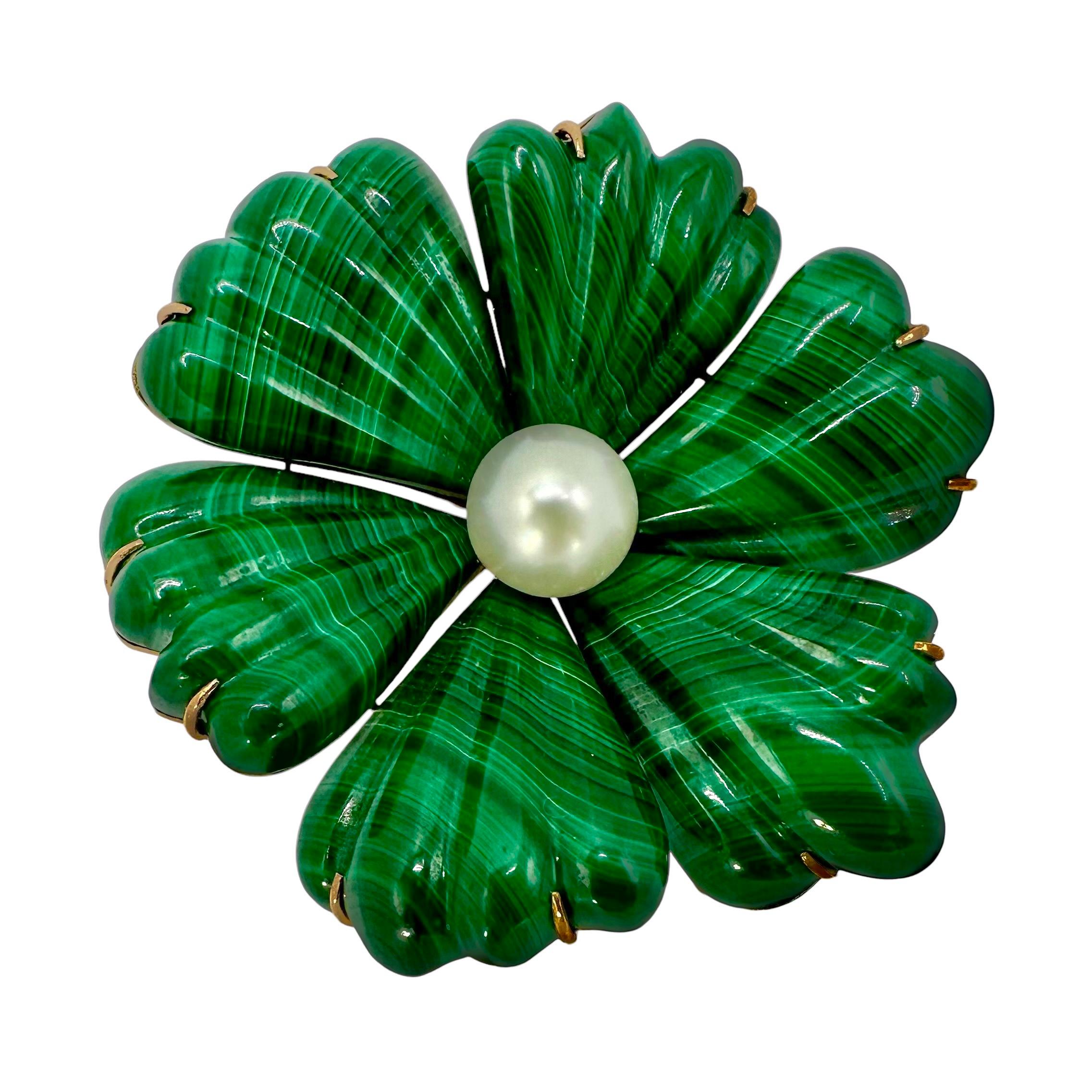 Poli au tonneau Grand pendentif fleur en malachite avec centre perlé en or jaune 14 carats en vente