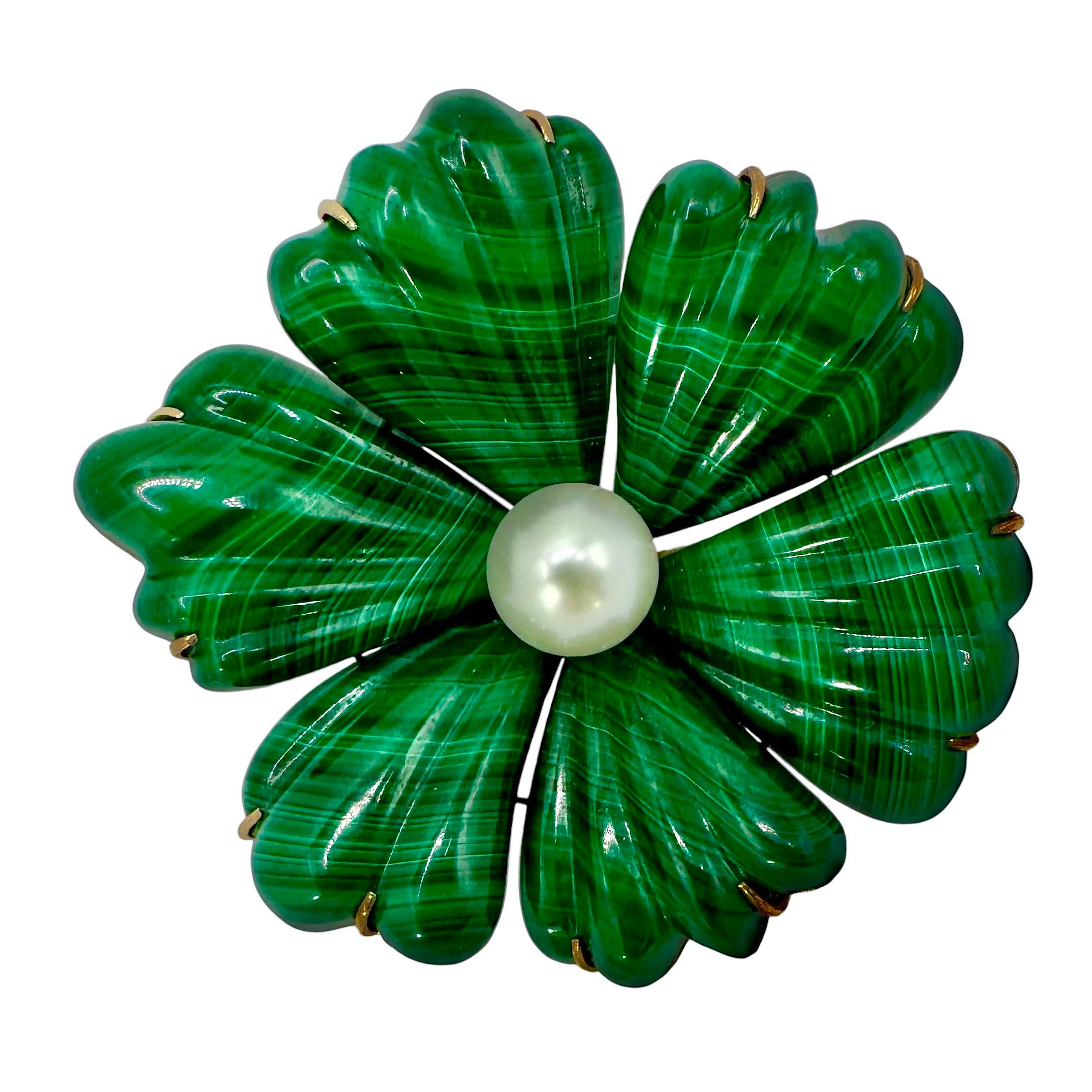 Grand pendentif fleur en malachite avec centre perlé en or jaune 14 carats Bon état - En vente à Palm Beach, FL
