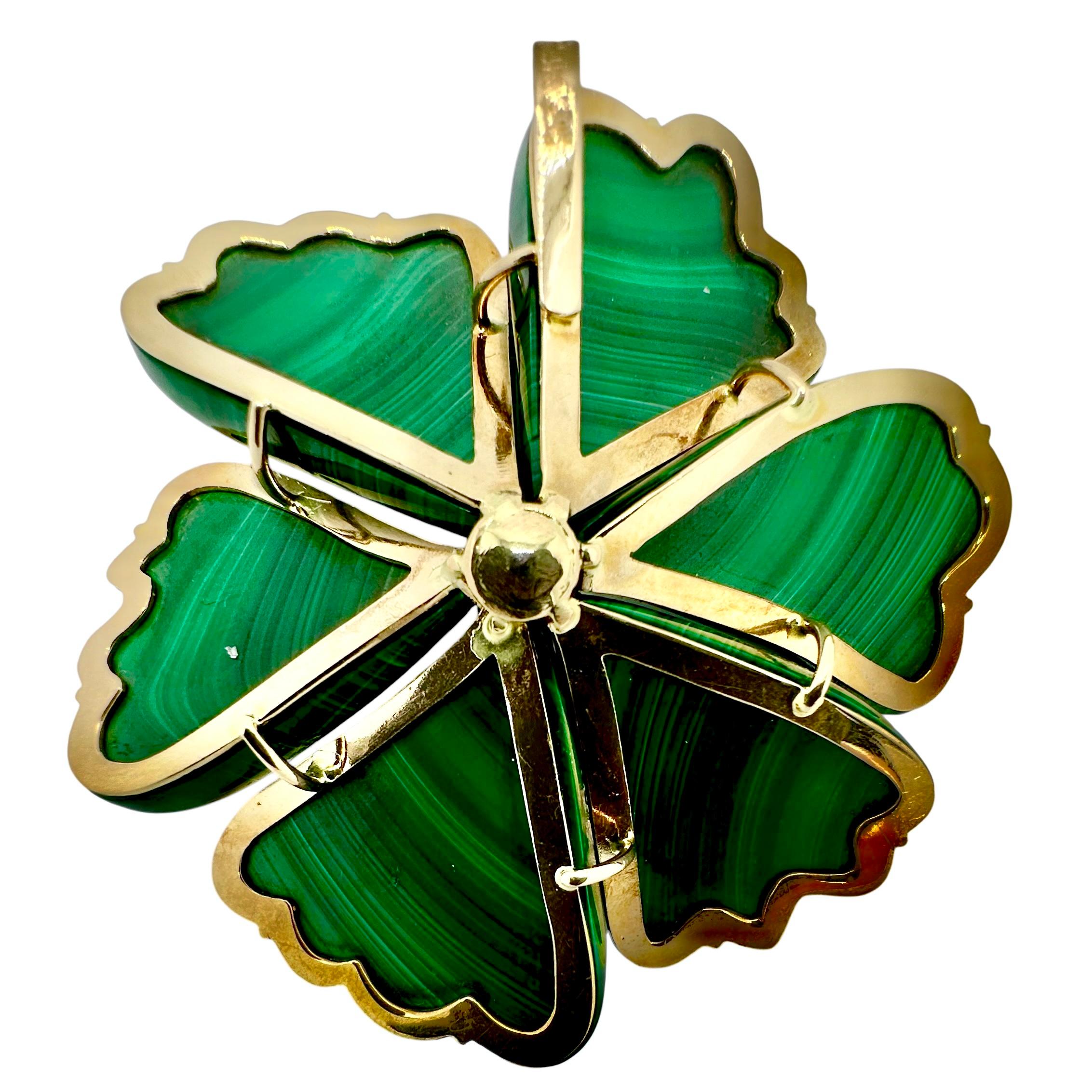 Grand pendentif fleur en malachite avec centre perlé en or jaune 14 carats Pour femmes en vente