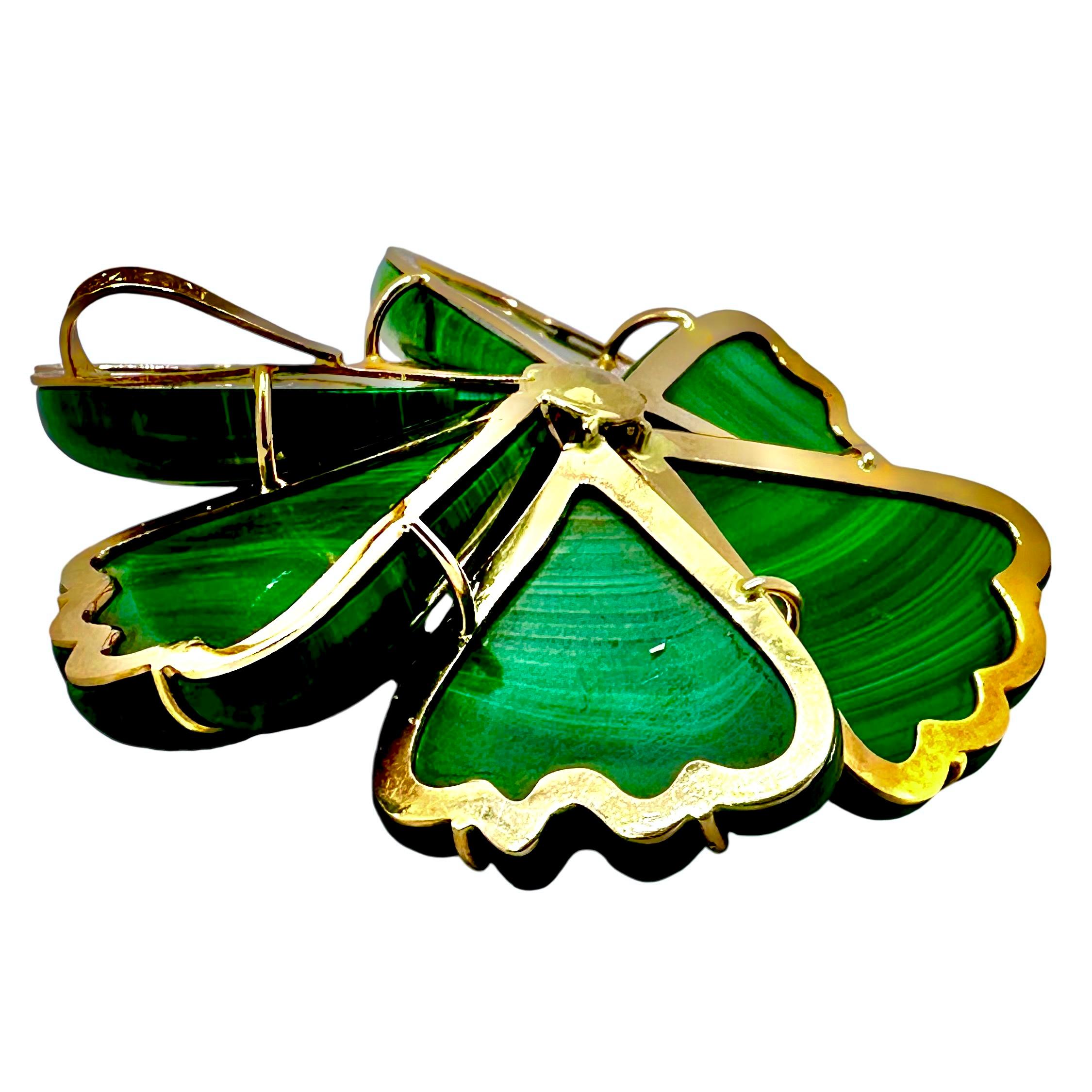 Grand pendentif fleur en malachite avec centre perlé en or jaune 14 carats en vente 1