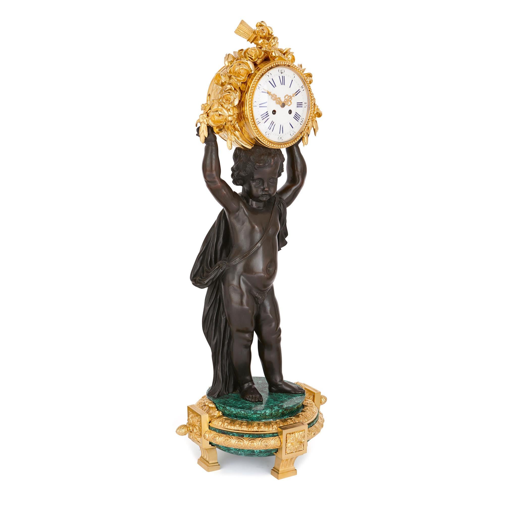 Dieses majestätische Uhrenset im neoklassischen Stil - die Uhr misst 1 m und der Kandelaber 1,11 cm in der Höhe - ist ein wahrer Blickfang in jedem Raum. Mit seinen prächtigen Putten aus patinierter Bronze überschreitet das Design die Grenzen