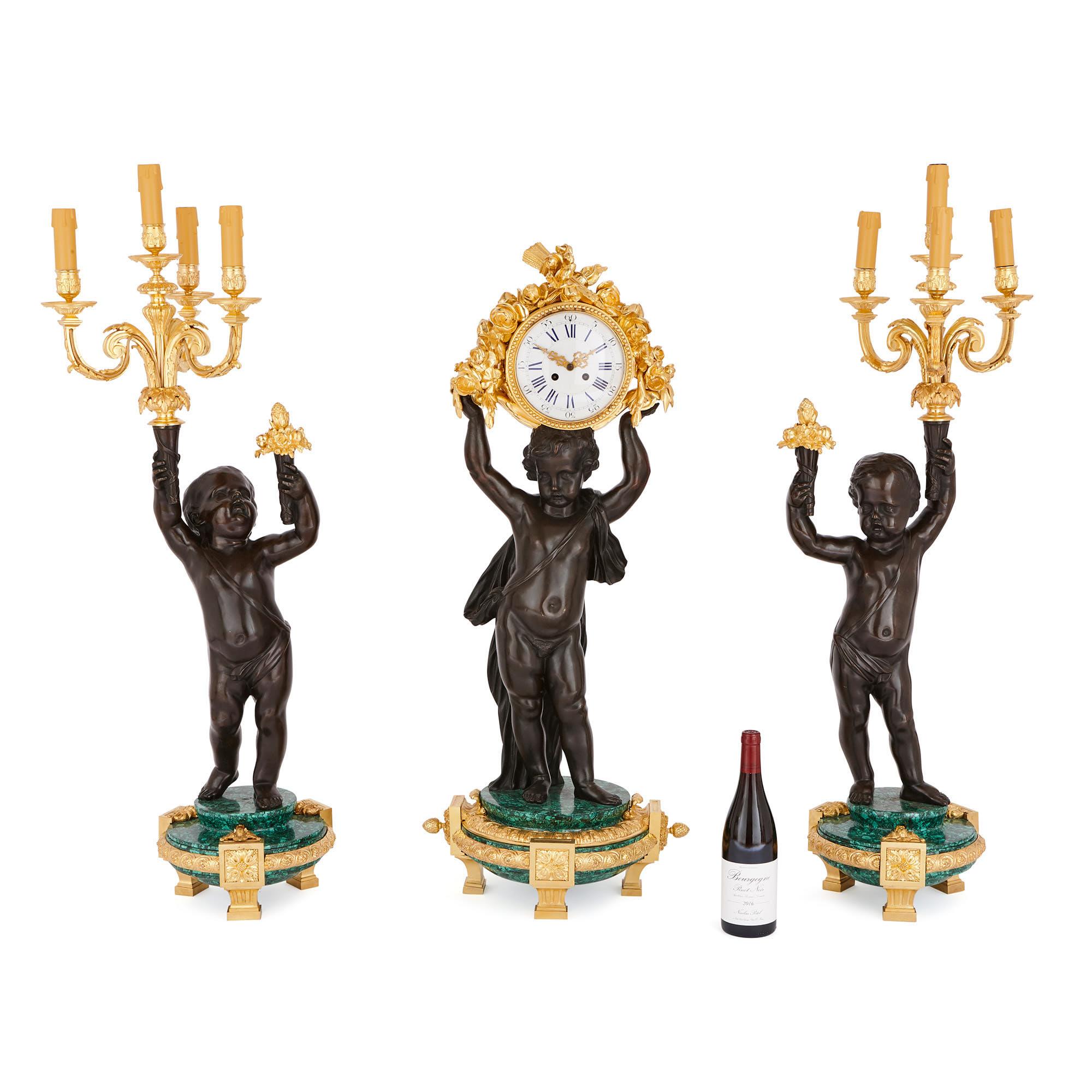 Français Grand ensemble d'horloges en malachite, dorure et bronze patiné en vente