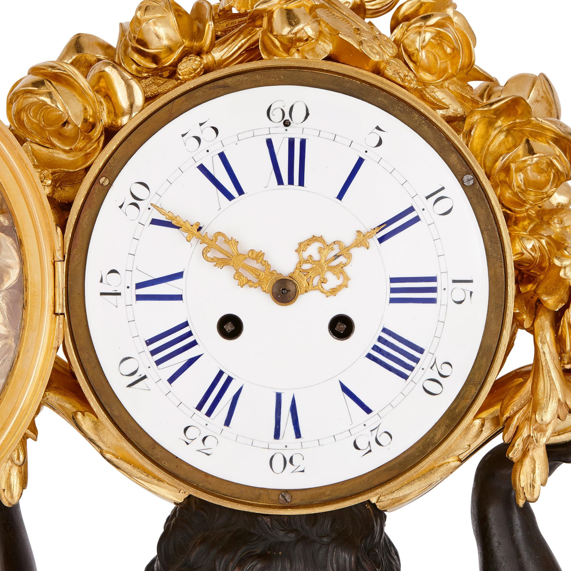 Großes Uhrenset aus Malachit, vergoldeter und patinierter Bronze (Vergoldet) im Angebot