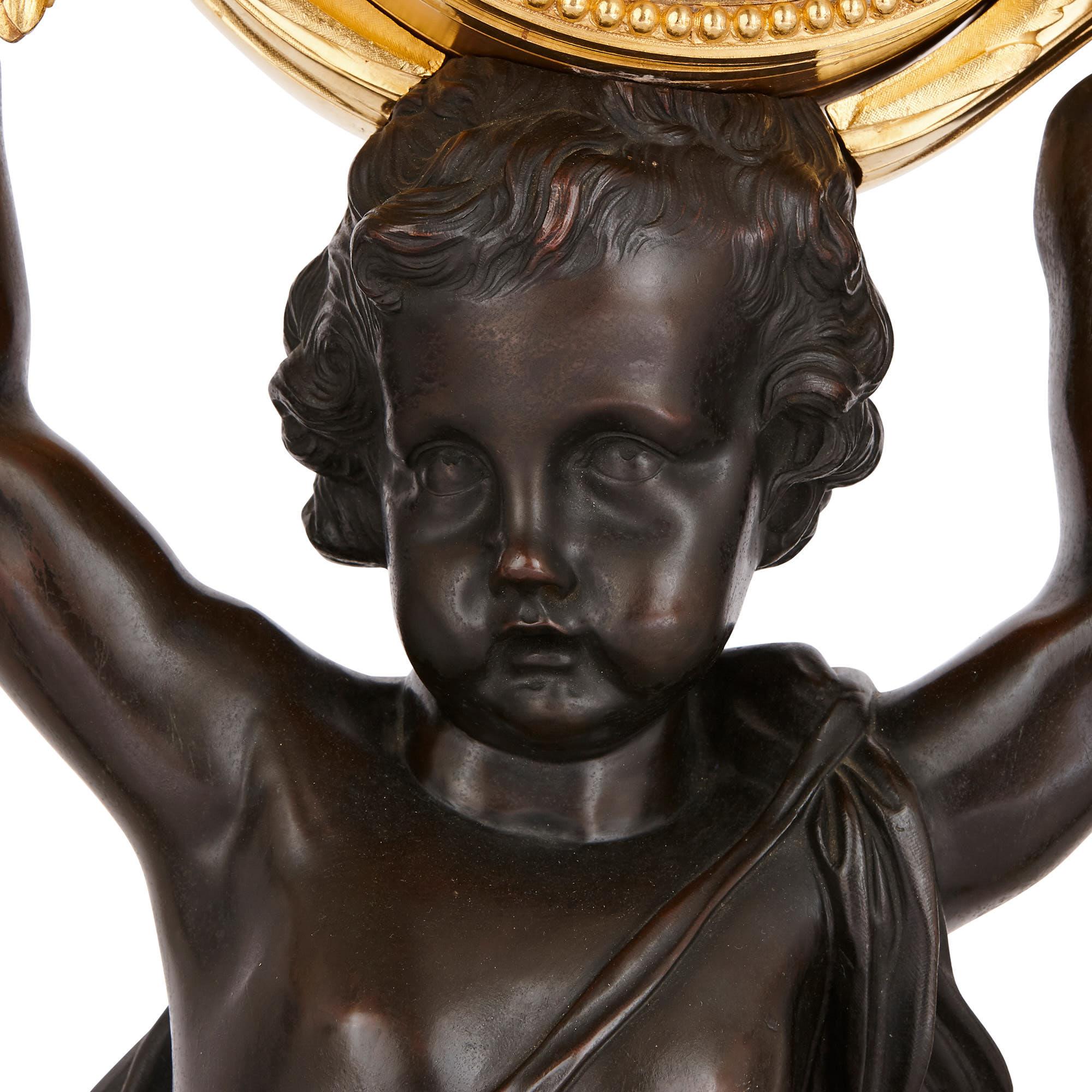 Großes Uhrenset aus Malachit, vergoldeter und patinierter Bronze im Zustand „Hervorragend“ im Angebot in London, GB